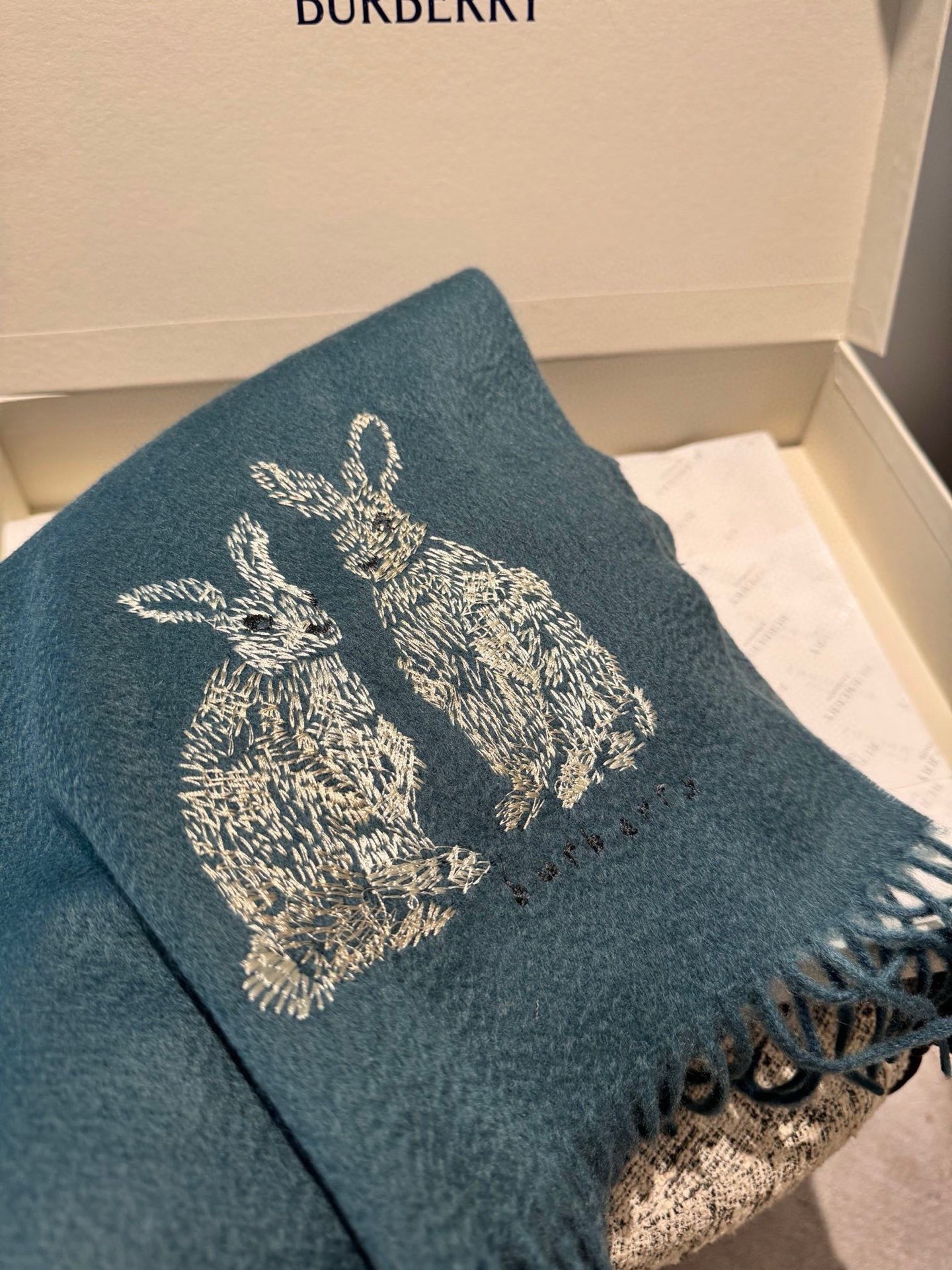 P羊绒♥️B家的英伦浪漫永远不会让你失望！热爱的童话世界，可以暂时逃离成人世界的纷扰与喧嚣，重拾那颗未泯