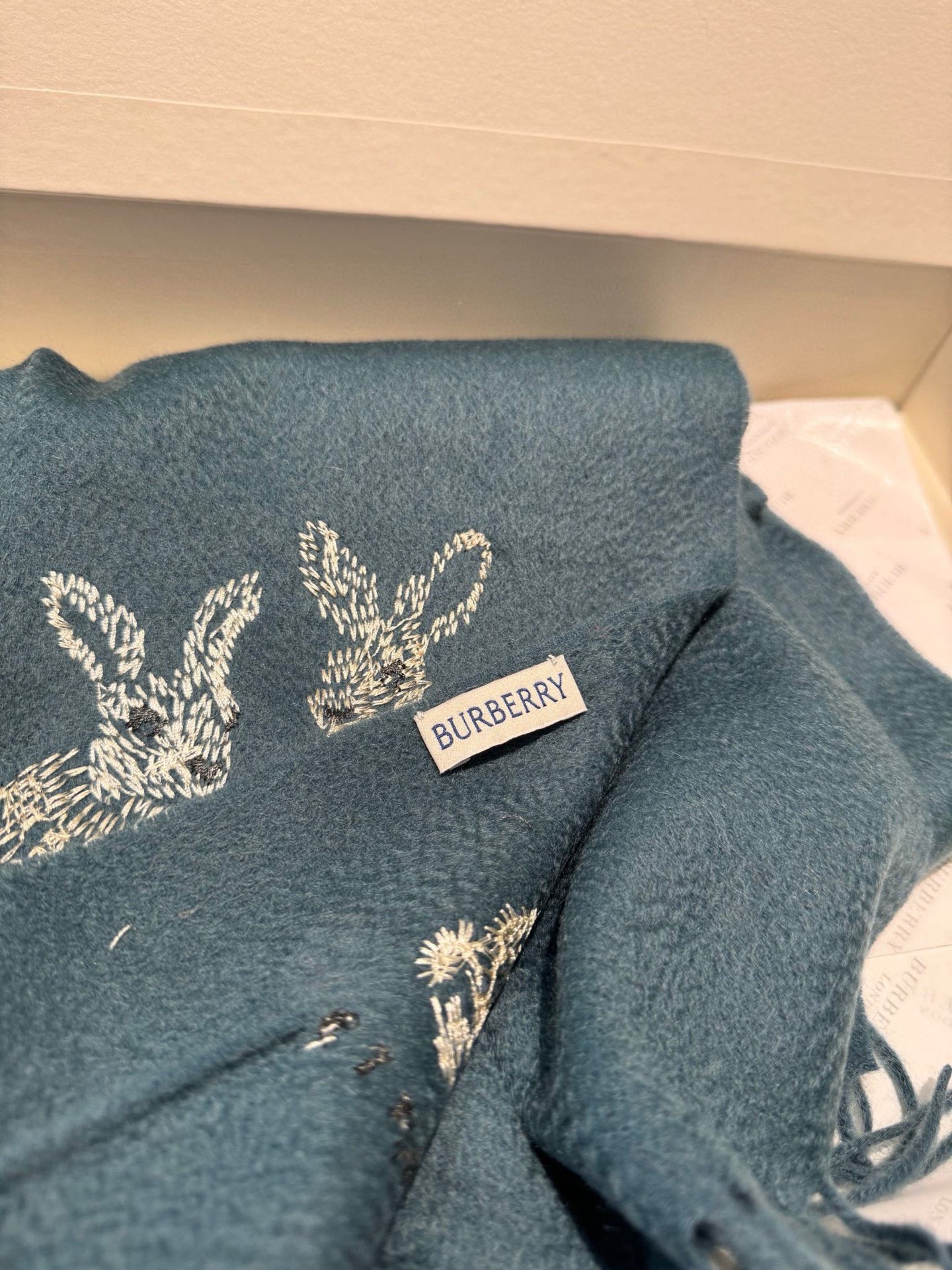 P羊绒♥️B家的英伦浪漫永远不会让你失望！热爱的童话世界，可以暂时逃离成人世界的纷扰与喧嚣，重拾那颗未泯