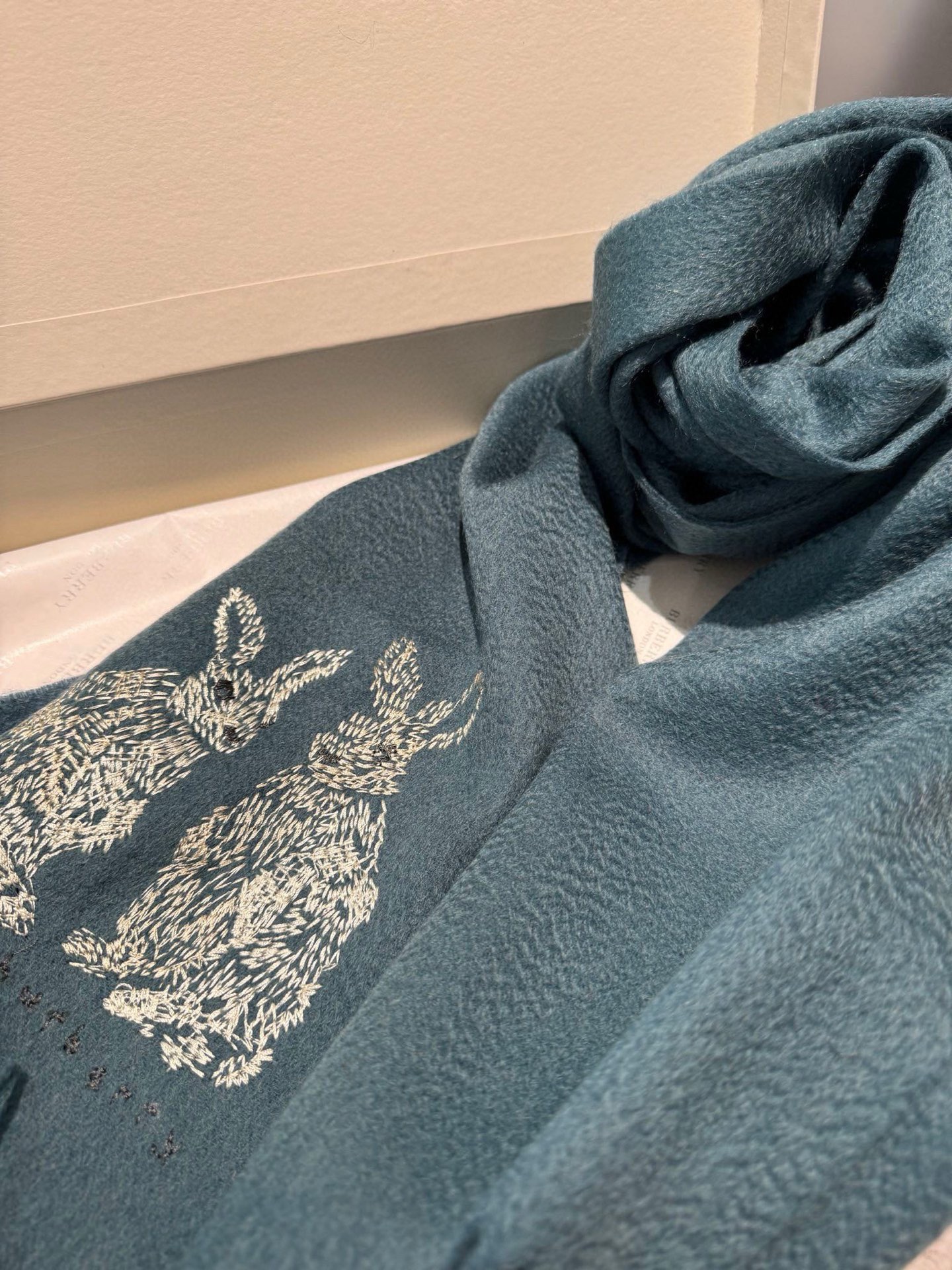 P羊绒♥️B家的英伦浪漫永远不会让你失望！热爱的童话世界，可以暂时逃离成人世界的纷扰与喧嚣，重拾那颗未泯