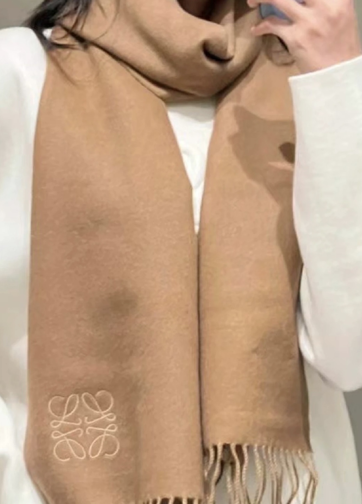 NO:663420,Luo Yiwei's [Men's and Women's Scarf] is a rare high-end men's style!  Family benefits!  Burberry's very authentic men's scarf ~ I love the fabric, it is very soft, delicate and comfortable, with slight water ripples!  The atmosphere is simple and the color is super good-looking. Any boy will like this style. The small logo is very exquisite and the texture is unobtrusive~ The bulk goods were shipped a few months ago~ The last order is left over for everyone~ Specification: 30*180 (  The total length including the tassels is 180cm). It is suitable for formal wear or casual wear. It can be folded in half and hung or wrapped in a circle. Gentleman has style. It has warm demeanor. High version scarf, high version scarf, burberry, loewe19860909罗意威【男女围巾】怒赞自留,难得的高端男款！家属福利！巴宝莉非常正的男士围巾~面料大爱,非常柔软细腻舒服,轻度水波纹！大气简约,超级好看的男神配色,任何男生都会喜欢的款吧,小小Logo非常精致的点缀,有质感不张扬~大货几个月前已装船发走~尾单余一丢丢福利大家~规格30*180（含穗子总长180cm）,搭配正装或者搭配休闲装都很合适~对折挂围或者绕圈围都完全可以,绅士有型~有温度的风度高版本围巾,高版本围巾,burberry,loewe,scarf