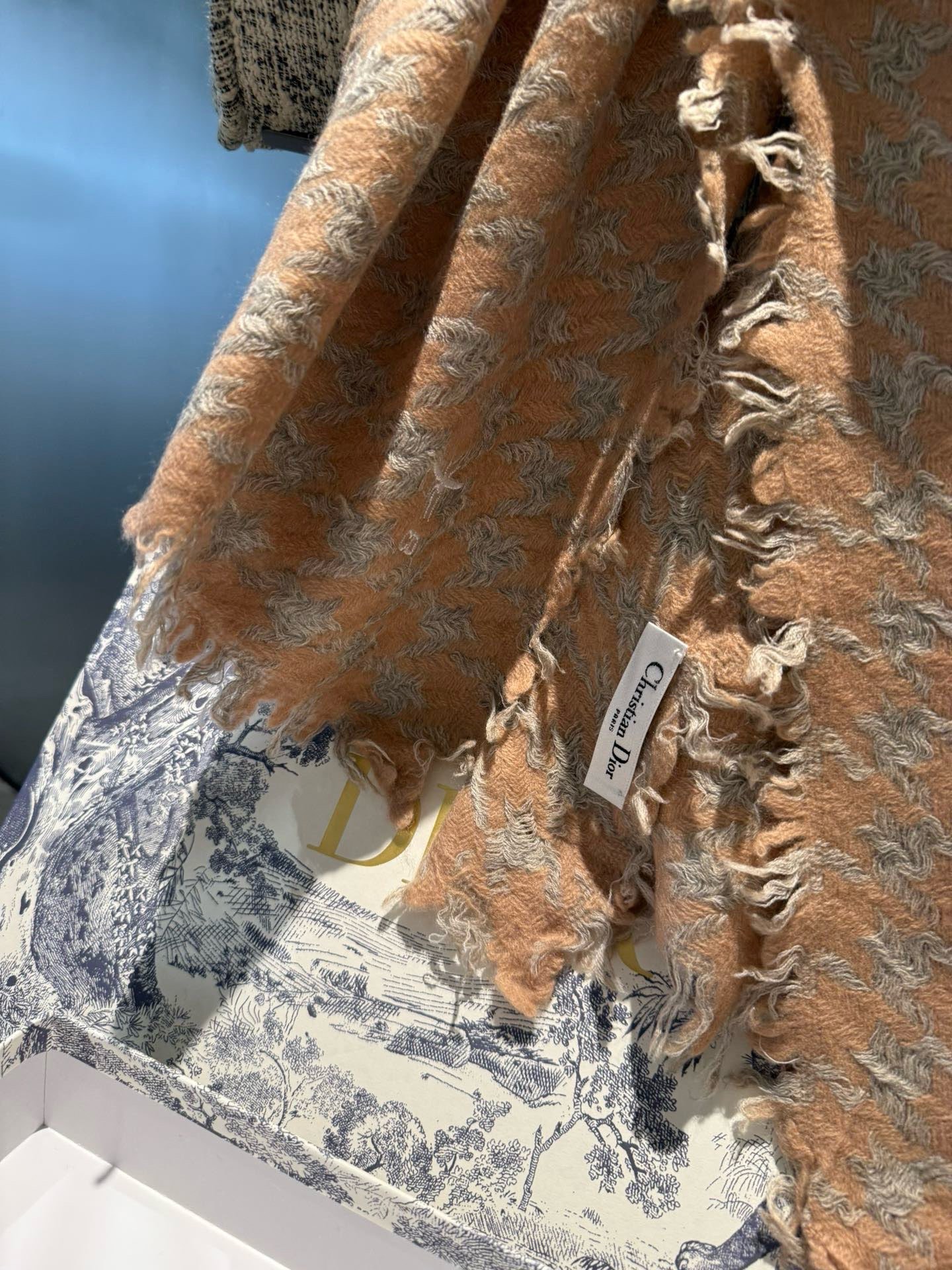 PDior新款🗣姑娘们出来炸街啦黑色系色调真的无敌经典了。不是俗气的漂白。就本色调，带点米的高级配色。～