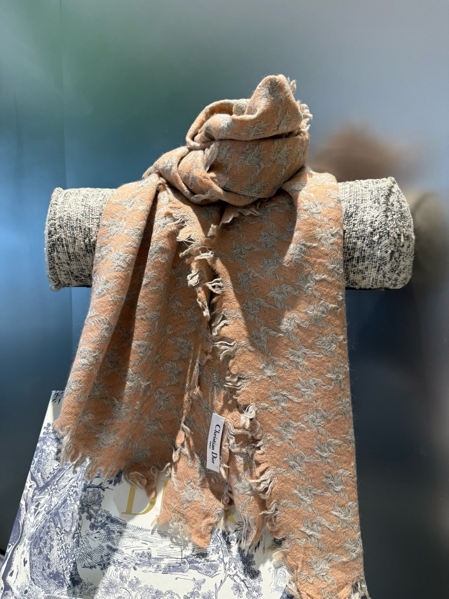 PDior新款🗣姑娘们出来炸街啦黑色系色调真的无敌经典了。不是俗气的漂白。就本色调，带点米的高级配色。～