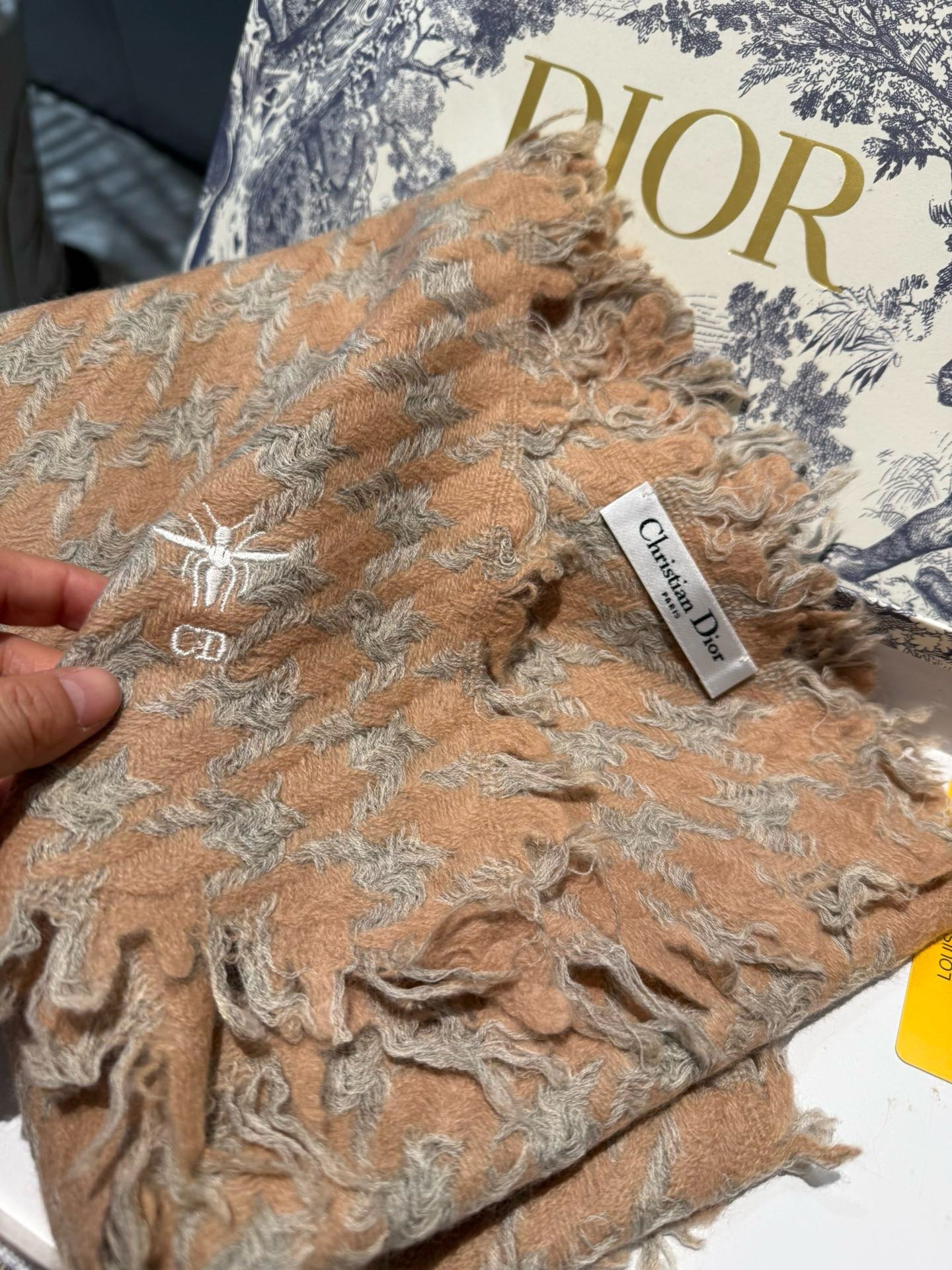 PDior新款🗣姑娘们出来炸街啦黑色系色调真的无敌经典了。不是俗气的漂白。就本色调，带点米的高级配色。～