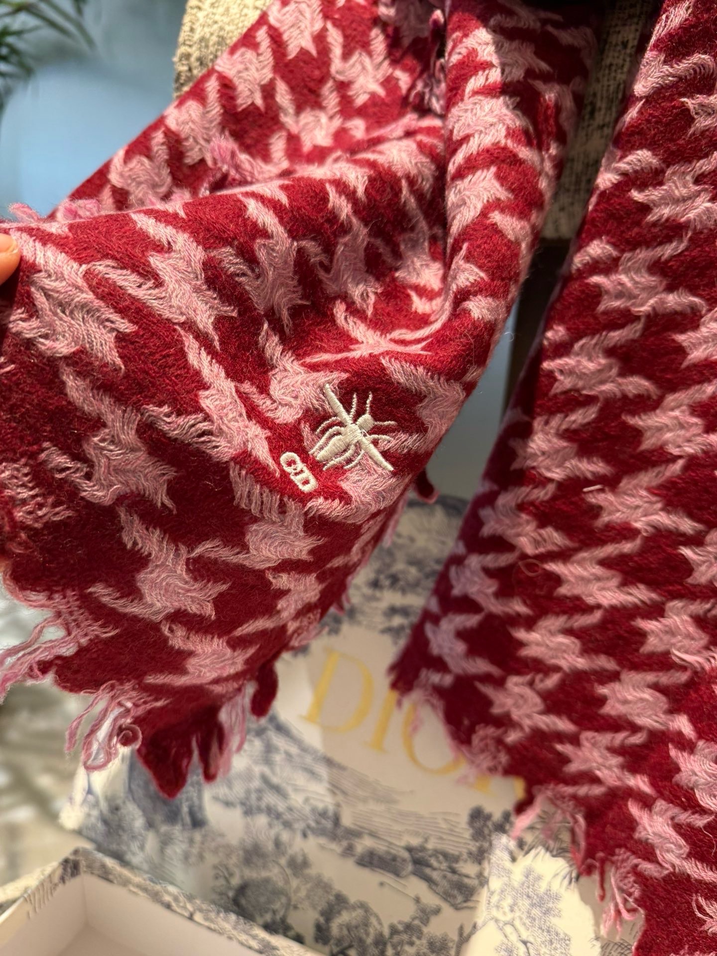 PDior新款🗣姑娘们出来炸街啦黑色系色调真的无敌经典了。不是俗气的漂白。就本色调，带点米的高级配色。～