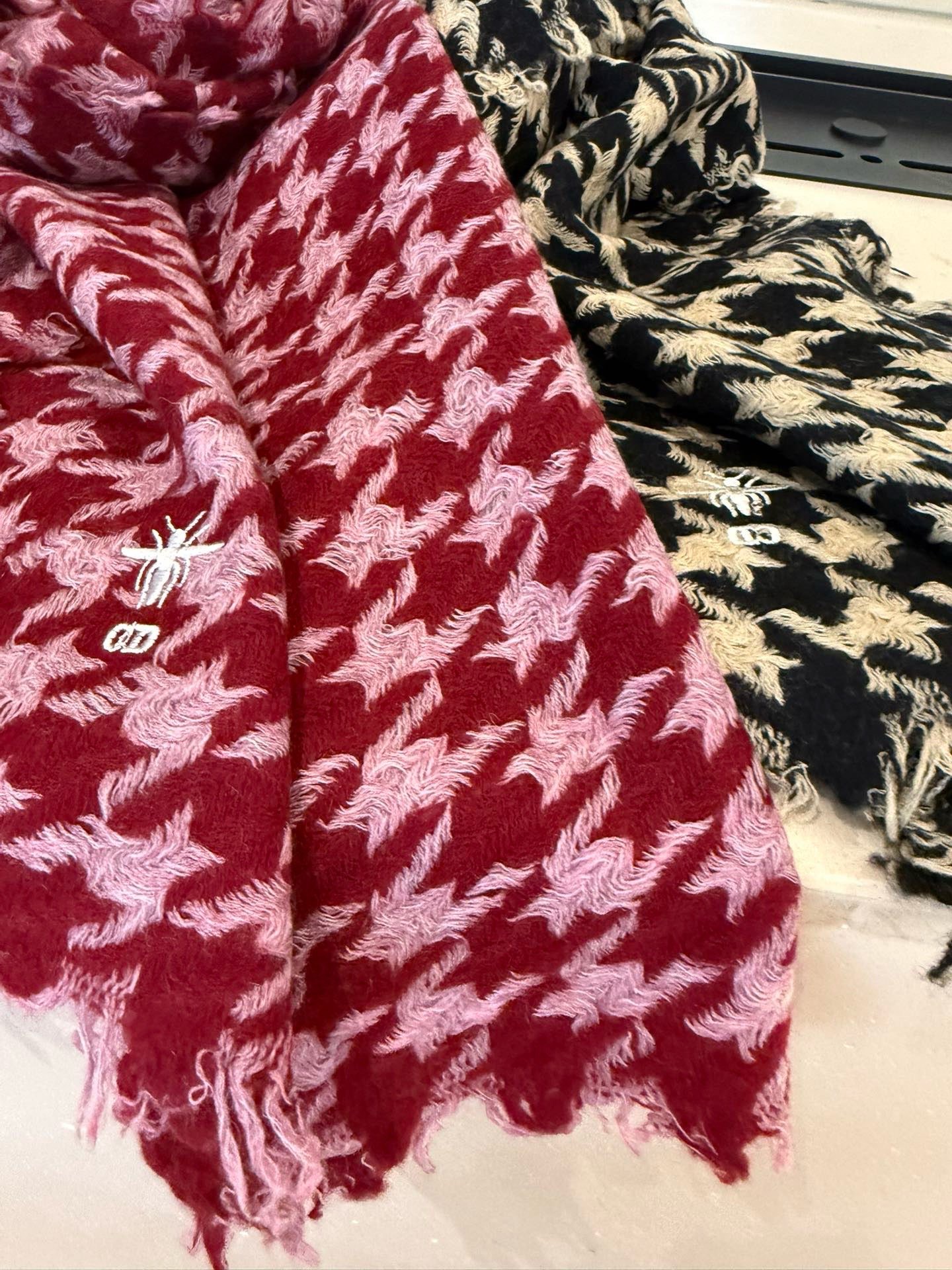 PDior新款🗣姑娘们出来炸街啦黑色系色调真的无敌经典了。不是俗气的漂白。就本色调，带点米的高级配色。～