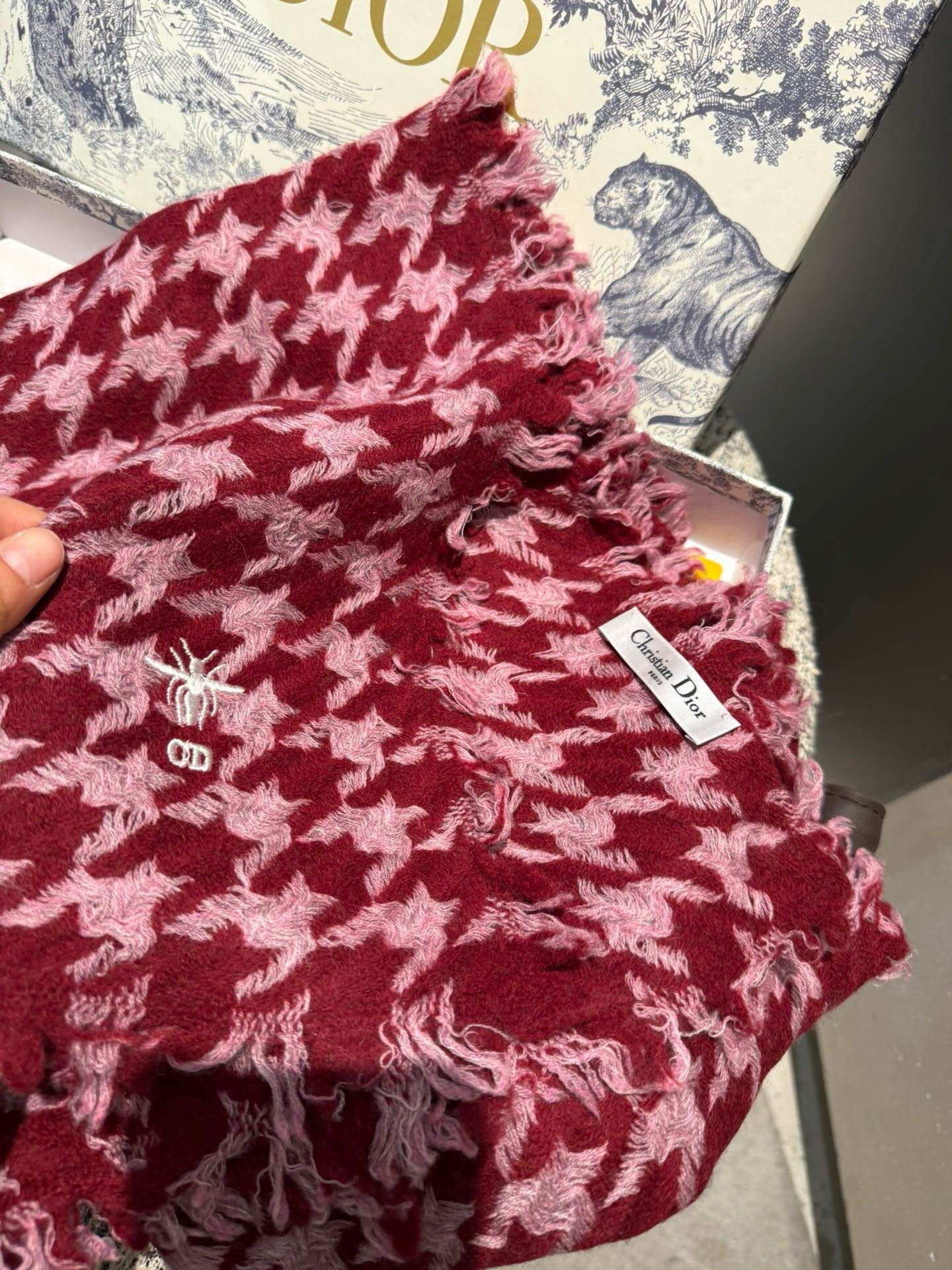 PDior新款🗣姑娘们出来炸街啦黑色系色调真的无敌经典了。不是俗气的漂白。就本色调，带点米的高级配色。～