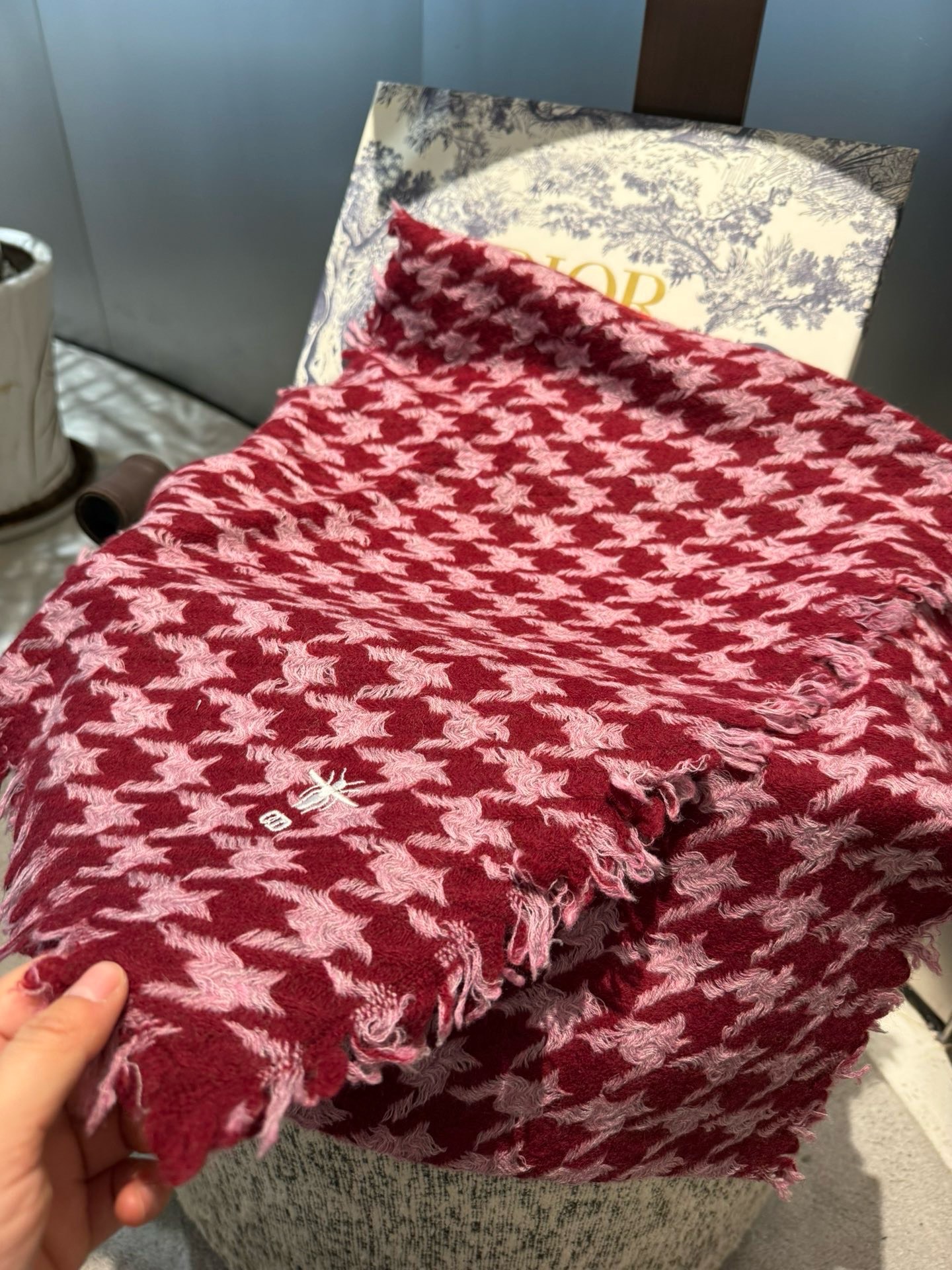 PDior新款🗣姑娘们出来炸街啦黑色系色调真的无敌经典了。不是俗气的漂白。就本色调，带点米的高级配色。～