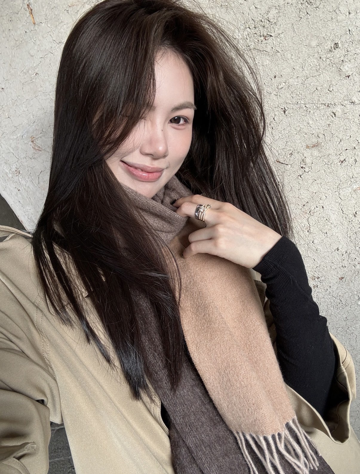 NO:663486,Luo Yiwei's [Men's and Women's Scarf] is a rare high-end men's style!  Family benefits!  Burberry's very authentic men's scarf ~ I love the fabric, it is very soft, delicate and comfortable, with slight water ripples!  The atmosphere is simple and the color is super good-looking. It is a style that any boy will like. The small logo is very exquisite and the texture is not ostentatious. The bulk goods have been shipped a few months ago. The last order is a little bit for everyone. The size is 30*180 (the total length including the tassel is 180cm). It is suitable for formal wear or casual wear. It can be folded in half or hung in a circle. It is a gentleman's style and has a warm demeanor!  .high version scarf,high version scarf,burberry,loewe19860909罗意威【男女围巾】怒赞自留,难得的高端男款！家属福利！巴宝莉非常正的男士围巾~面料大爱,非常柔软细腻舒服,轻度水波纹！大气简约,超级好看的男神配色,任何男生都会喜欢的款吧,小小Logo非常精致的点缀,有质感不张扬~大货几个月前已装船发走~尾单余一丢丢福利大家~规格30*180（含穗子总长180cm）,搭配正装或者搭配休闲装都很合适~对折挂围或者绕圈围都完全可以,绅士有型~有温度的风度！.高版本围巾,高版本围巾,burberry,loewe,scarf