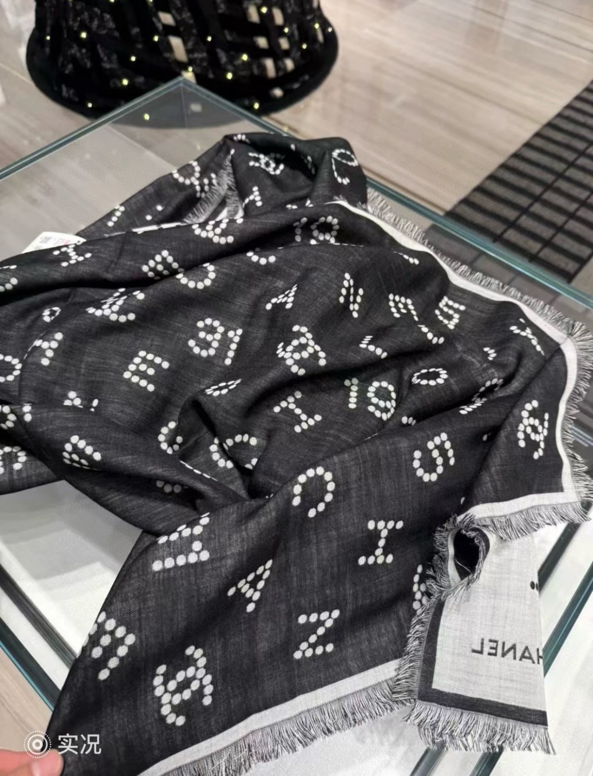 P市场高版本😎chanel25C围巾，羊绒➕丝，软软糯糯，这条珍珠样式双面提花黑灰配色，非常百搭，140
