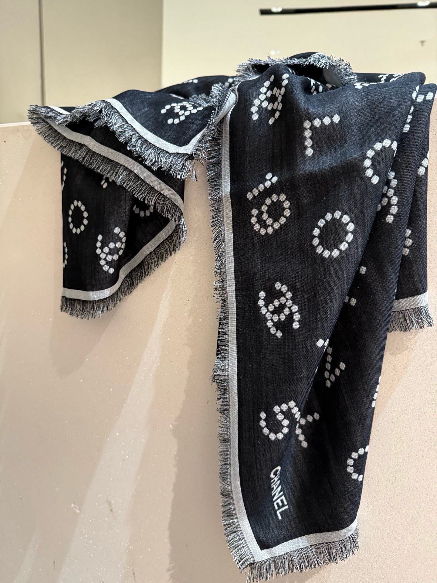 P市场高版本😎chanel25C围巾，羊绒➕丝，软软糯糯，这条珍珠样式双面提花黑灰配色，非常百搭，140