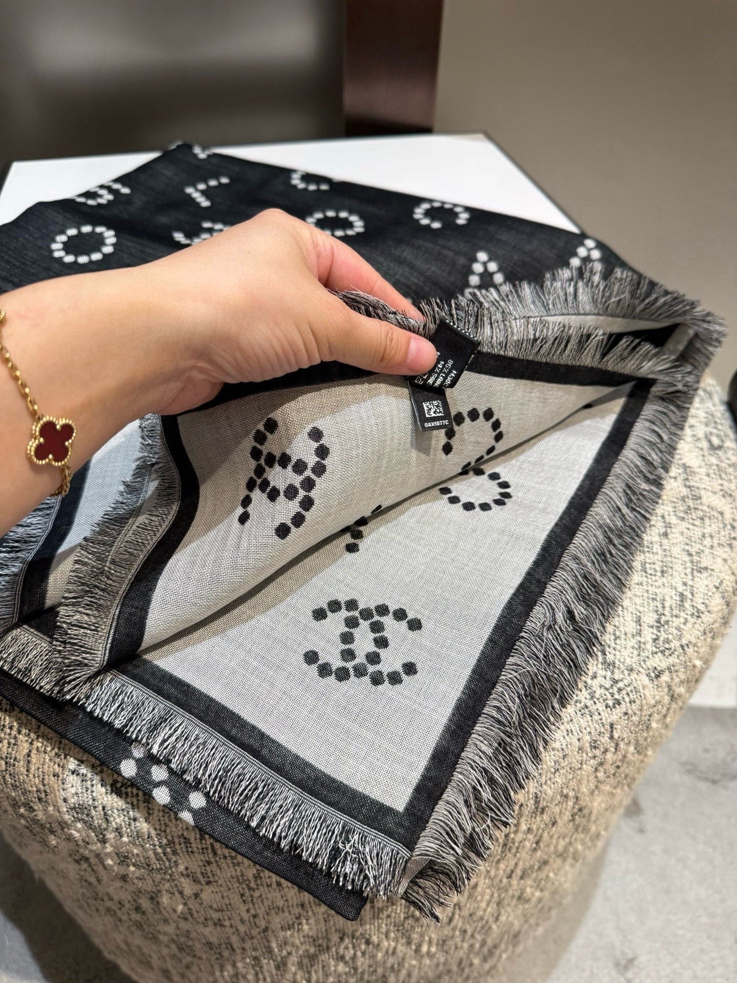 P市场高版本😎chanel25C围巾，羊绒➕丝，软软糯糯，这条珍珠样式双面提花黑灰配色，非常百搭，140