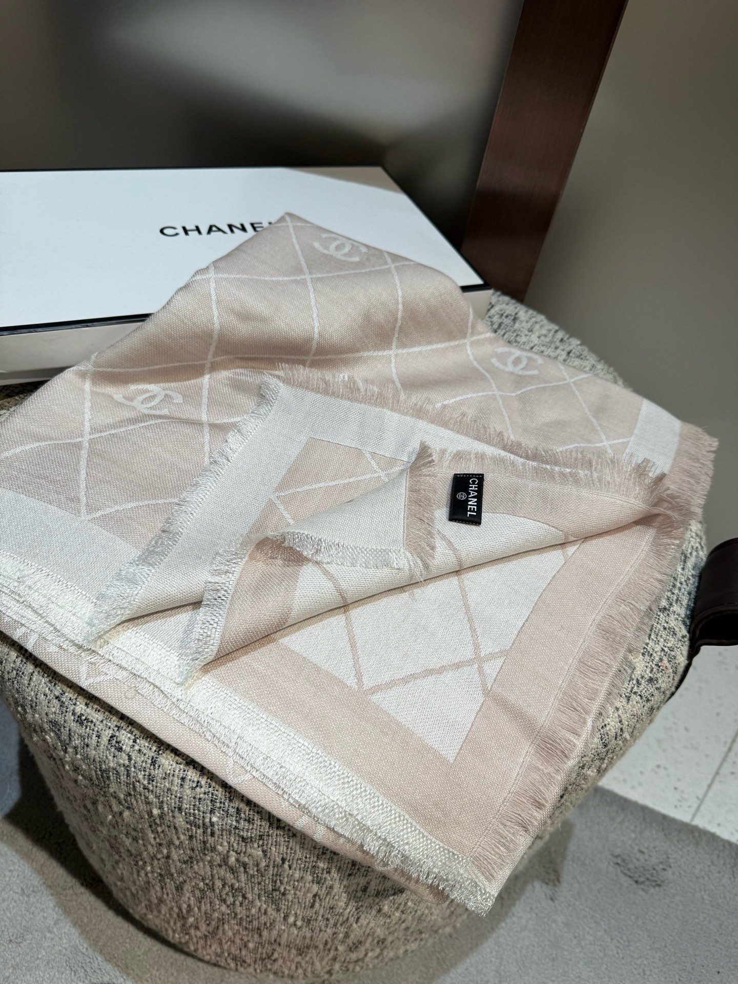 P黑灰色2025最爆火的chanel 菱格披肩，双面设计体验不同风格穿搭，永远不会过时的经典，根本抢不到