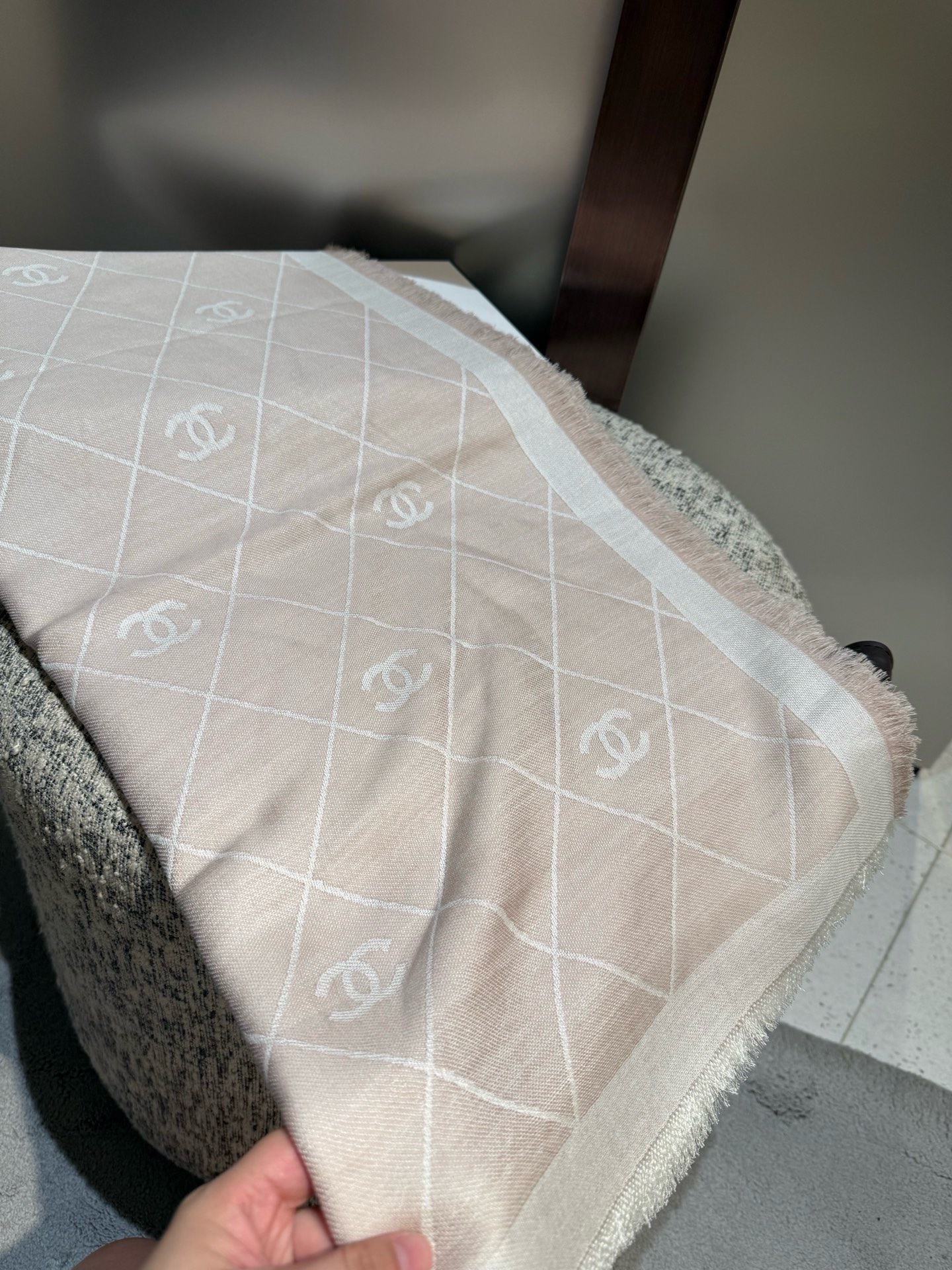 P黑灰色2025最爆火的chanel 菱格披肩，双面设计体验不同风格穿搭，永远不会过时的经典，根本抢不到