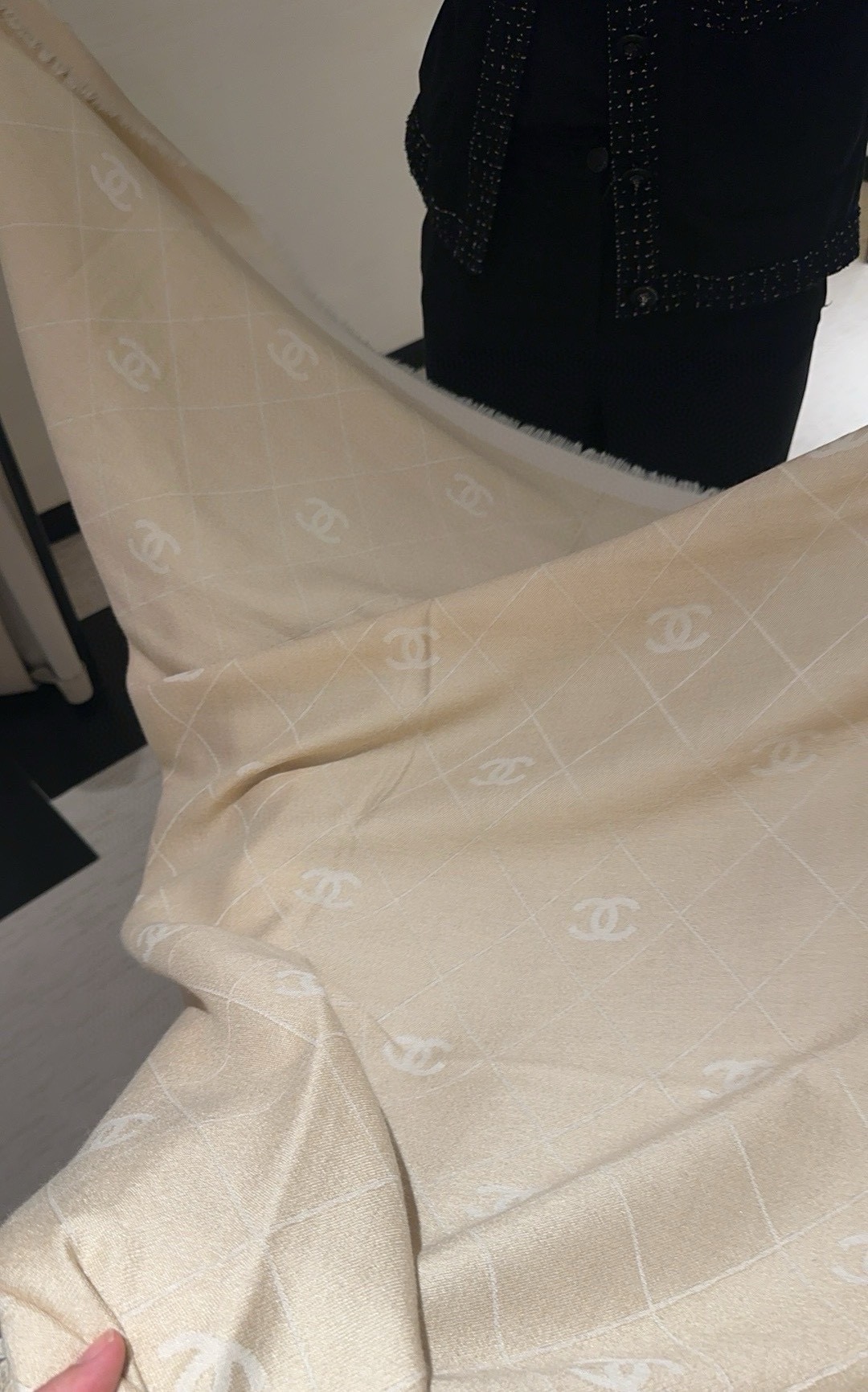 P黑灰色2025最爆火的chanel 菱格披肩，双面设计体验不同风格穿搭，永远不会过时的经典，根本抢不到