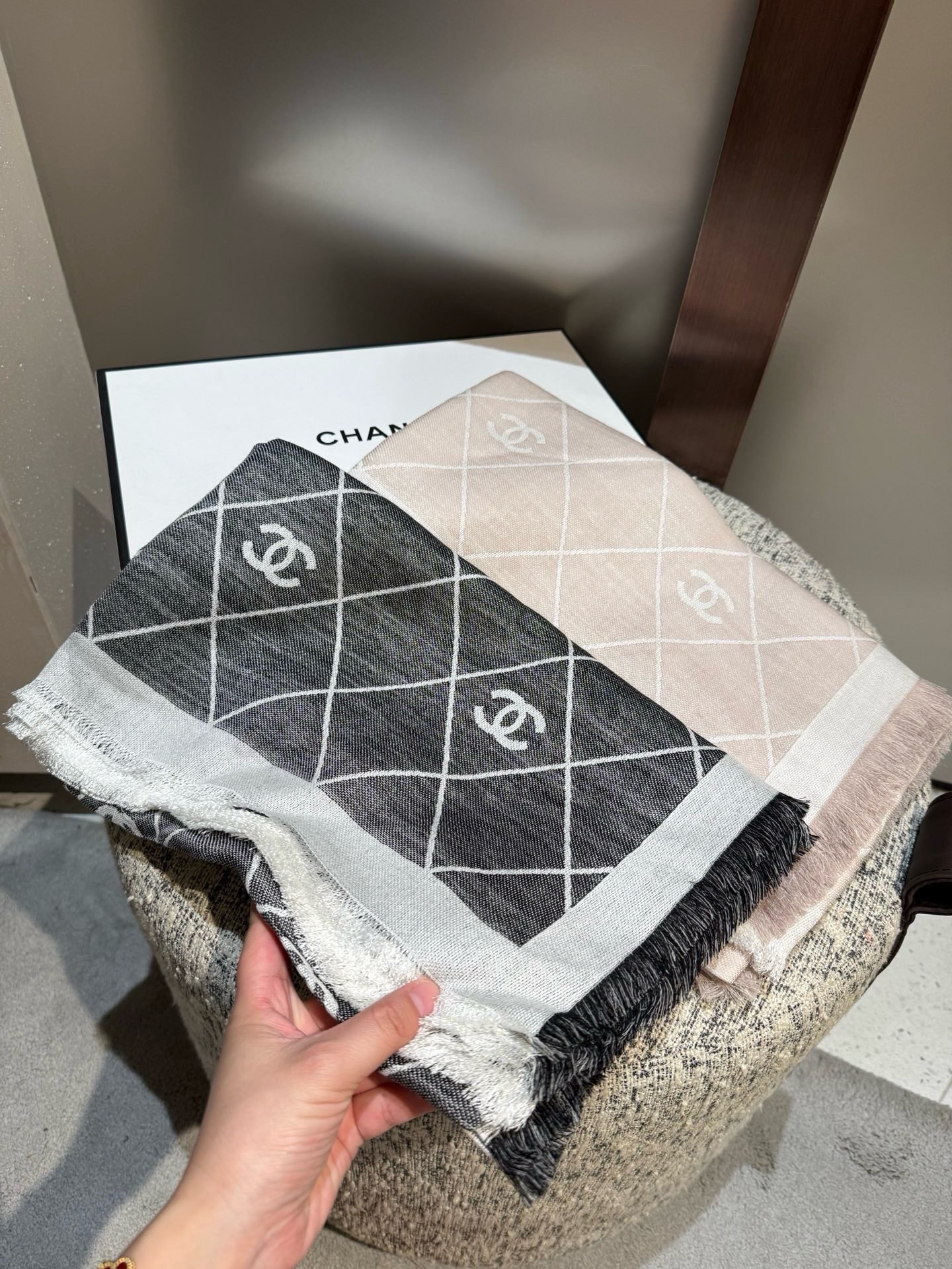 P黑灰色2025最爆火的chanel 菱格披肩，双面设计体验不同风格穿搭，永远不会过时的经典，根本抢不到