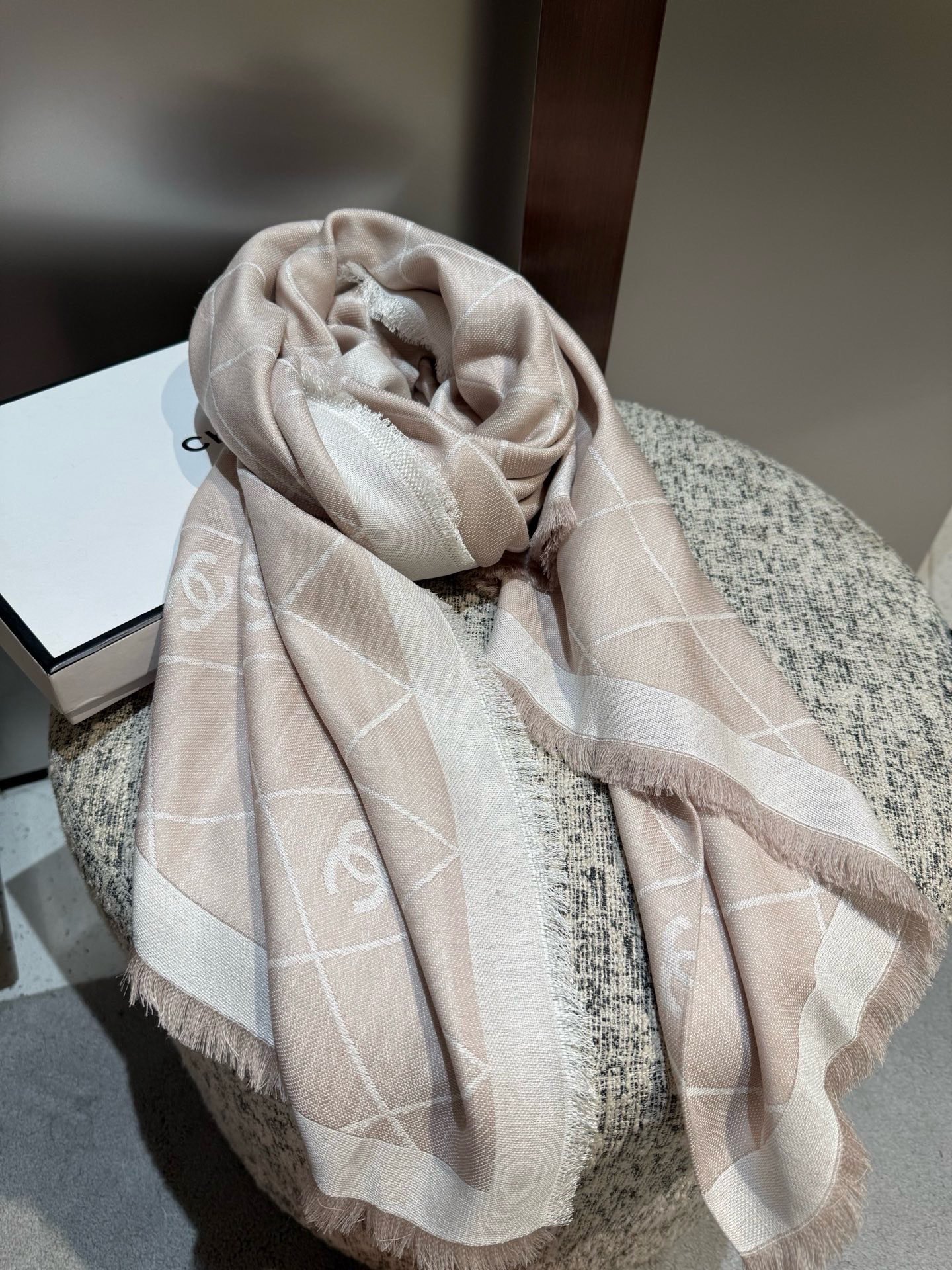 P黑灰色2025最爆火的chanel 菱格披肩，双面设计体验不同风格穿搭，永远不会过时的经典，根本抢不到