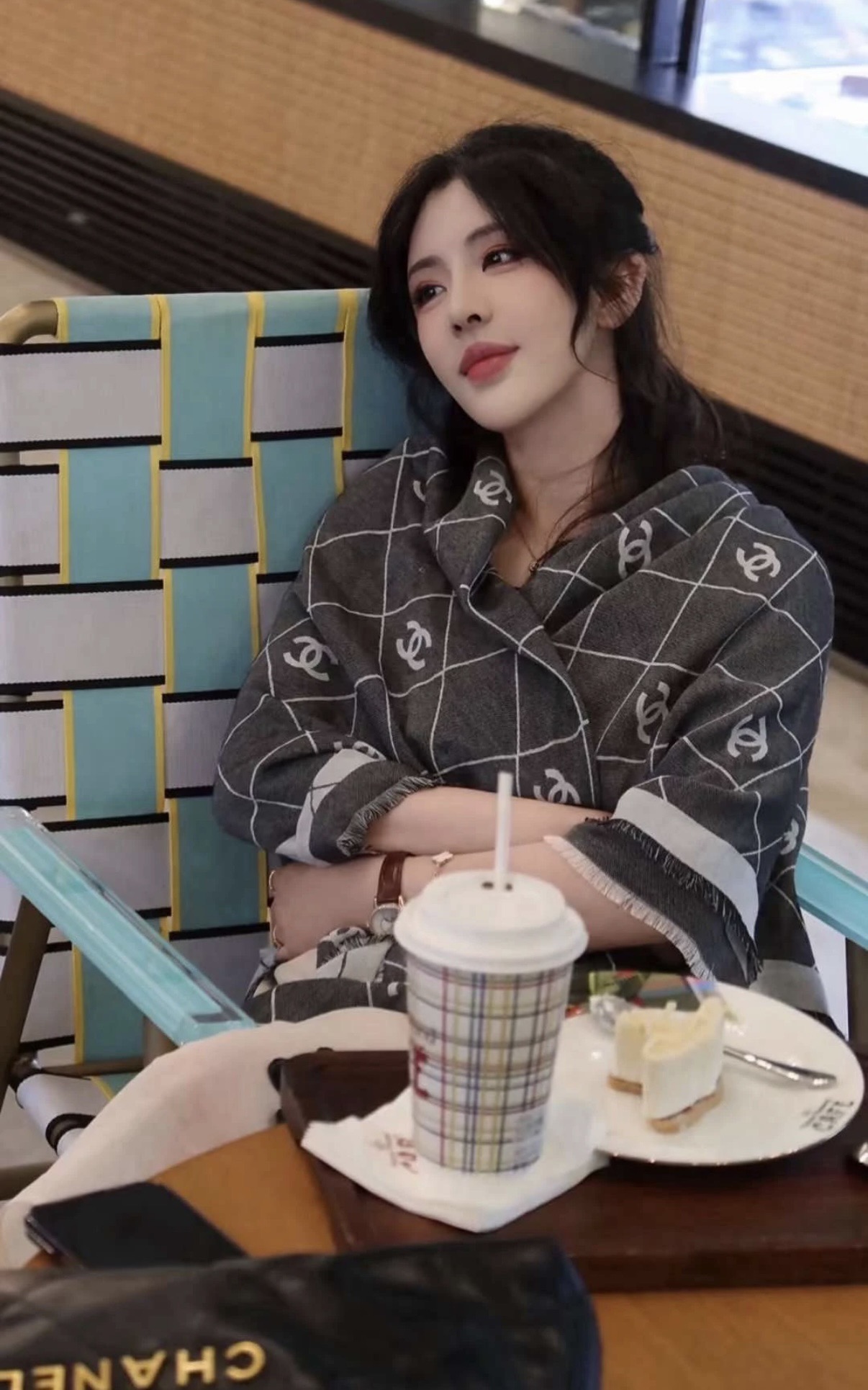 P黑灰色2025最爆火的chanel 菱格披肩，双面设计体验不同风格穿搭，永远不会过时的经典，根本抢不到