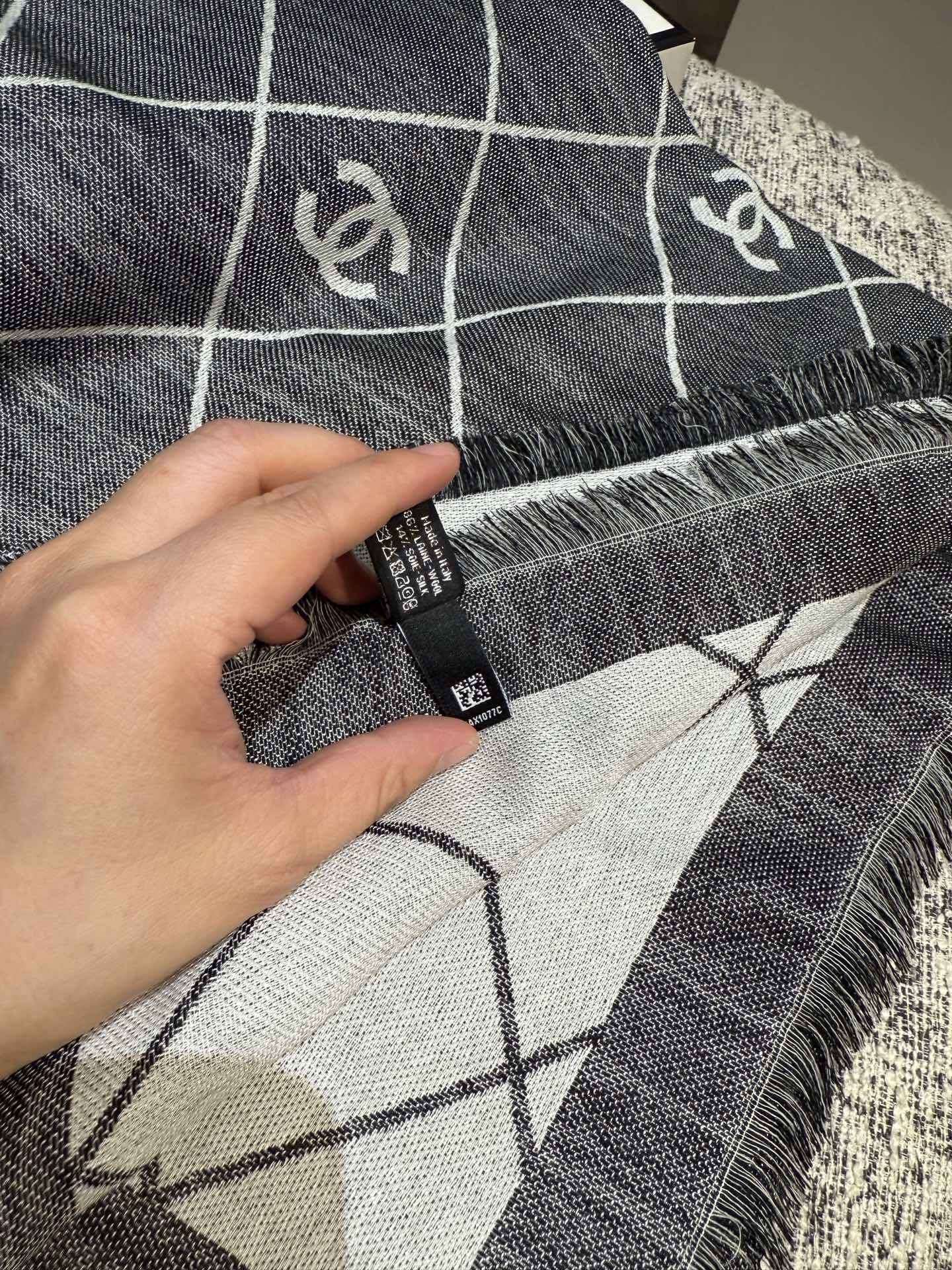 P黑灰色2025最爆火的chanel 菱格披肩，双面设计体验不同风格穿搭，永远不会过时的经典，根本抢不到