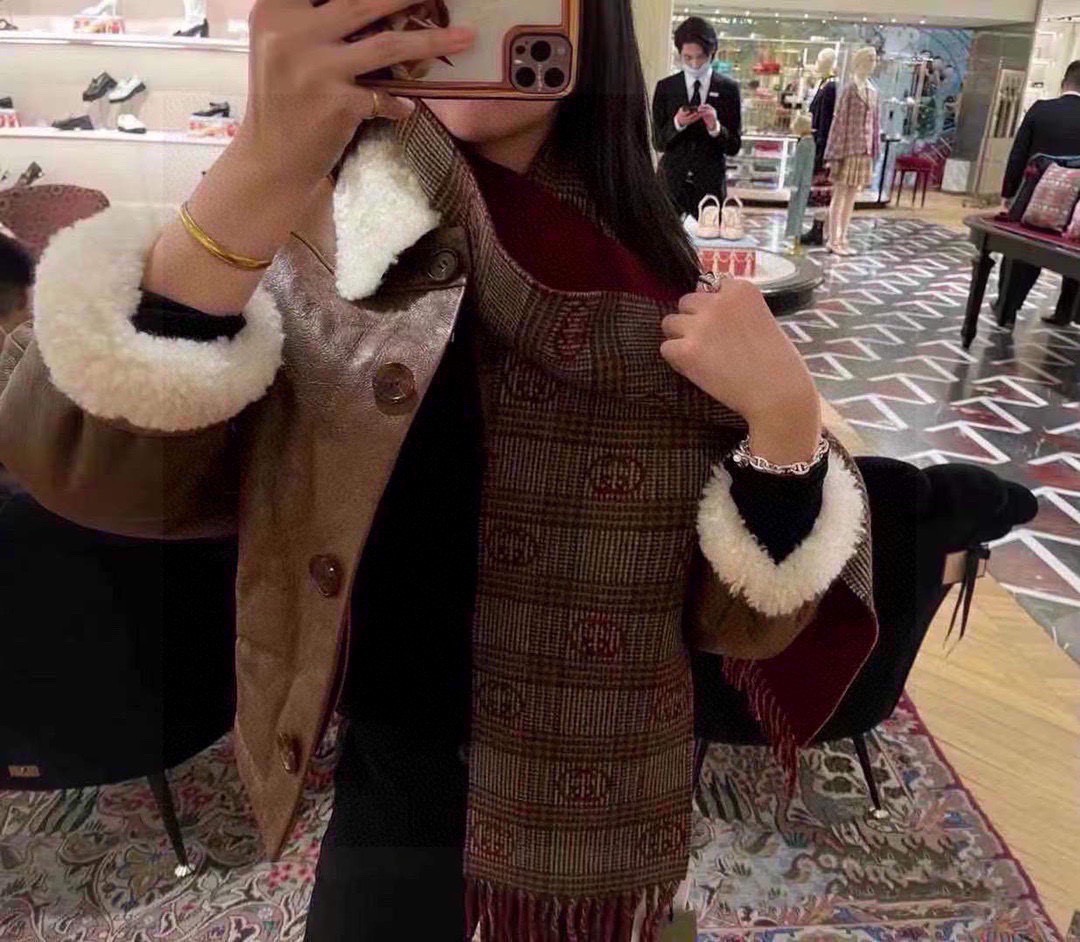 NO:663496,The world-destroying version is coming. It’s not that we don’t do it, but we haven’t done it to the extreme yet. The top version is shipped, with a wool silk scarf, decorated with an oversized GG pattern. The GG logo, first used in the 1970s, evolved from the original Gucci diamond design in the 1930s.  It came from Gucci and has since been established as a symbol of Gucci's heritage. In the 2018 early spring series, the GG pattern returns to the forefront of fashion in a new way, aiming to pay tribute to the origin of Gucci. Brown and red GG jacquard wool scarf size 20*190!  high version scarf,high version scarf,gucci,real silk19860909灭世版本来袭,不是不做,只是还没做到极致,顶级版本出货,羊毛真丝围巾,装饰超大造型设计GG图案.于1970年代首次使用的GG标识从始于1930年代的初始Gucci菱形设计演化而来,其后便被设立为Gucci传承的标志.在2018早春系列中,GG图案以全新方式重返时尚前沿,旨在向Gucci的本源致敬.棕色和红色GG提花羊毛围巾size20*190！高版本围巾,高版本围巾,gucci,real silk,scarf