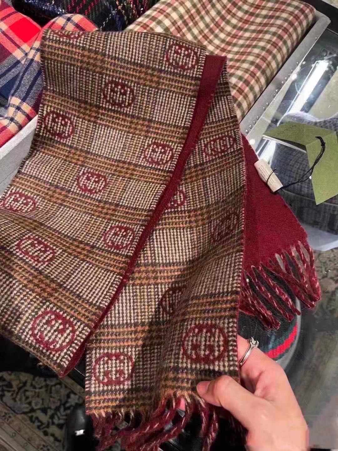 P灭世版本来袭，不是不做，只是还没做到极致，顶级版本出货，羊毛真丝围巾，装饰超大造型设计GG图案。于19