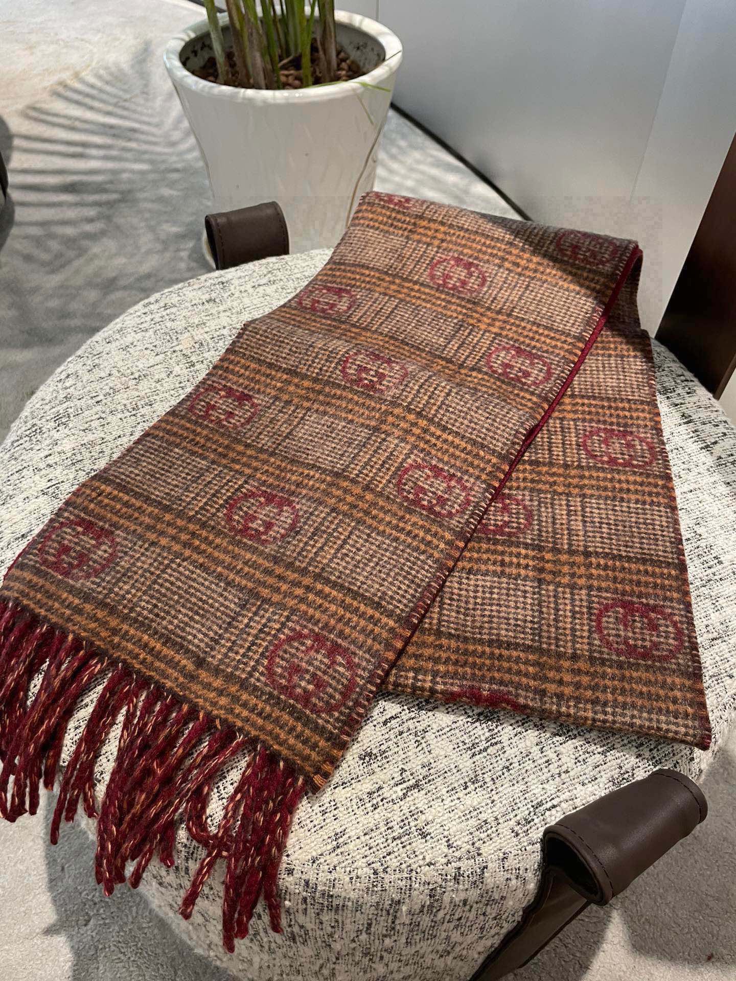 P灭世版本来袭，不是不做，只是还没做到极致，顶级版本出货，羊毛真丝围巾，装饰超大造型设计GG图案。于19