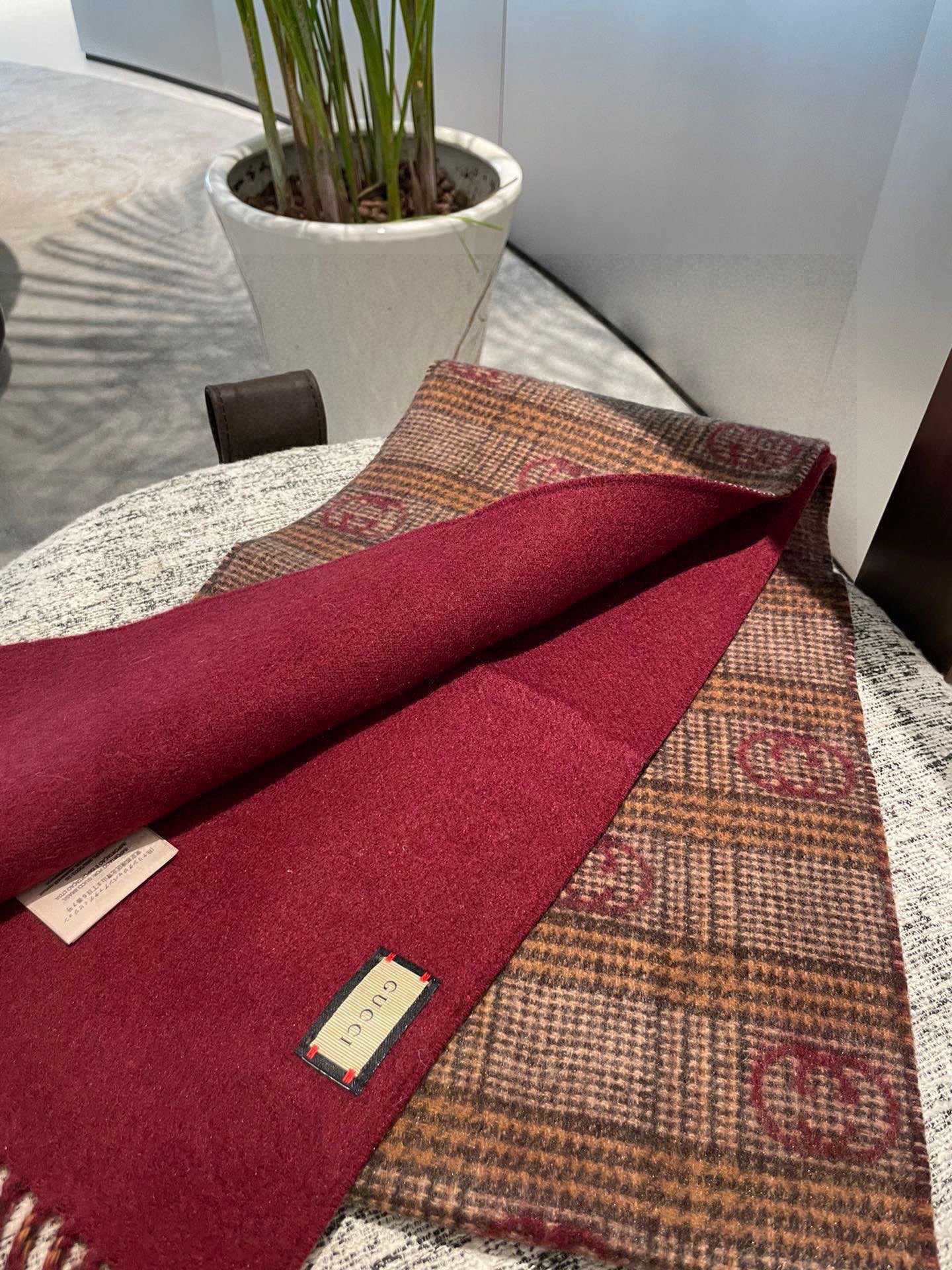 P灭世版本来袭，不是不做，只是还没做到极致，顶级版本出货，羊毛真丝围巾，装饰超大造型设计GG图案。于19