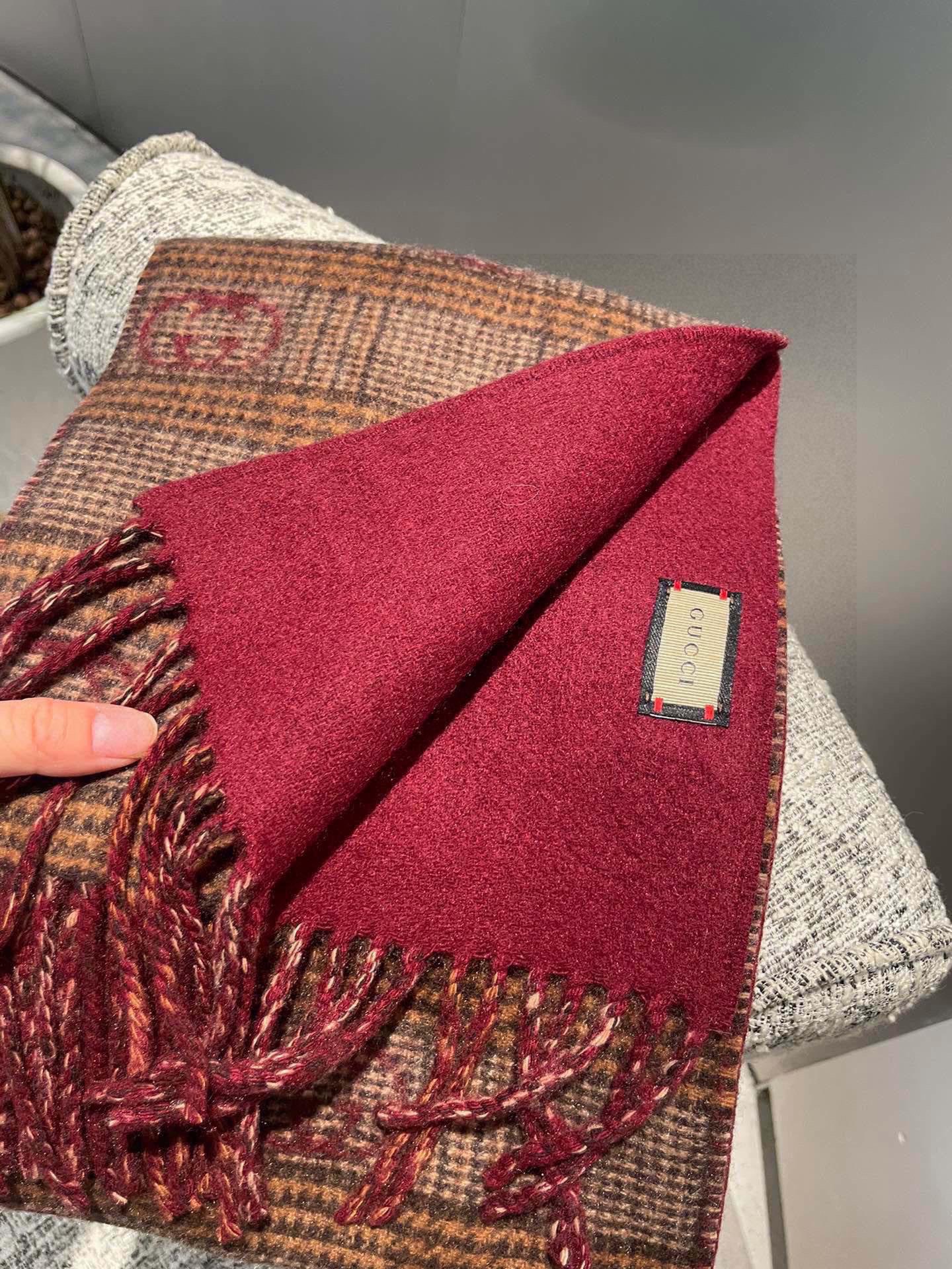 P灭世版本来袭，不是不做，只是还没做到极致，顶级版本出货，羊毛真丝围巾，装饰超大造型设计GG图案。于19