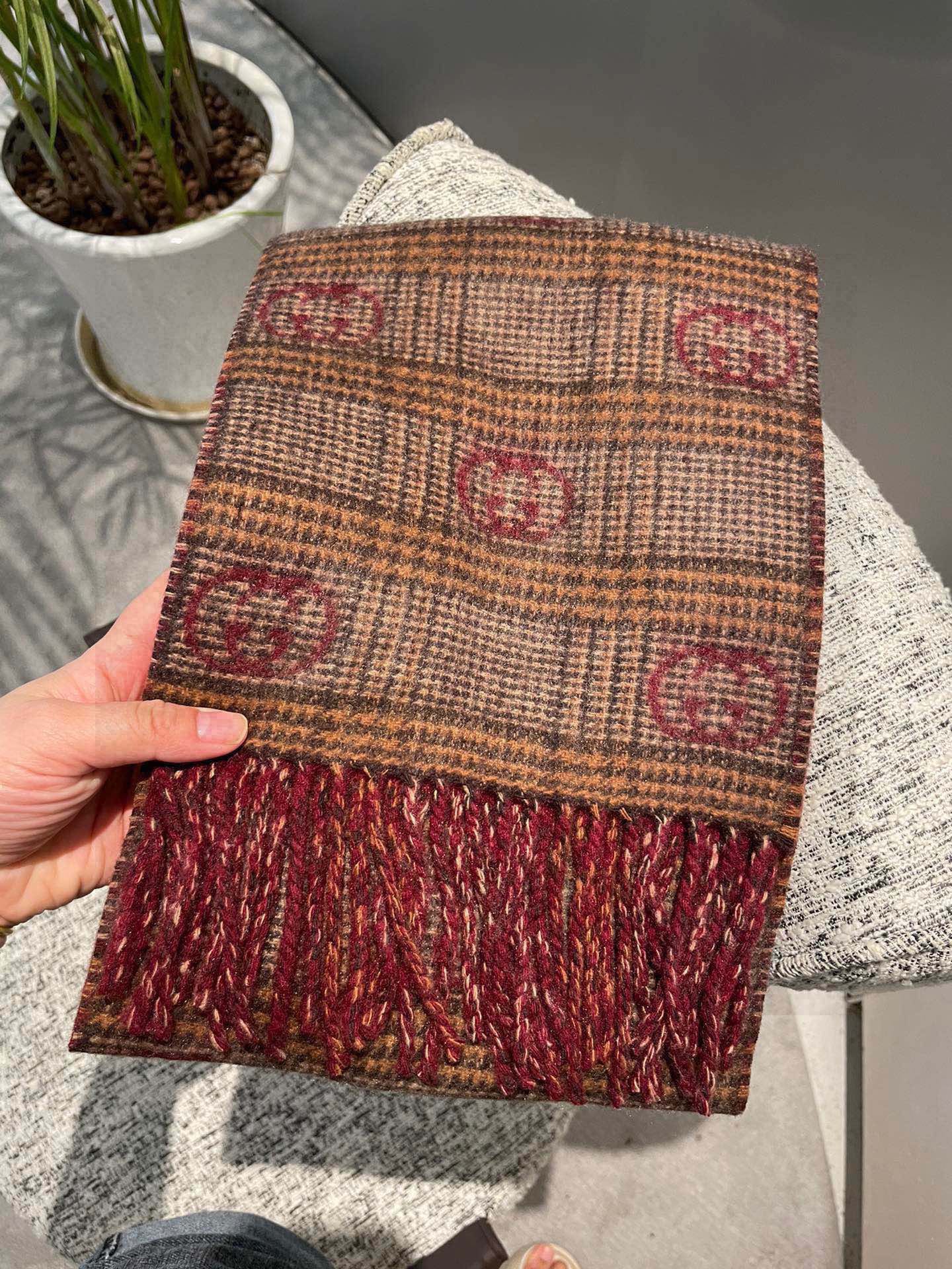 P灭世版本来袭，不是不做，只是还没做到极致，顶级版本出货，羊毛真丝围巾，装饰超大造型设计GG图案。于19