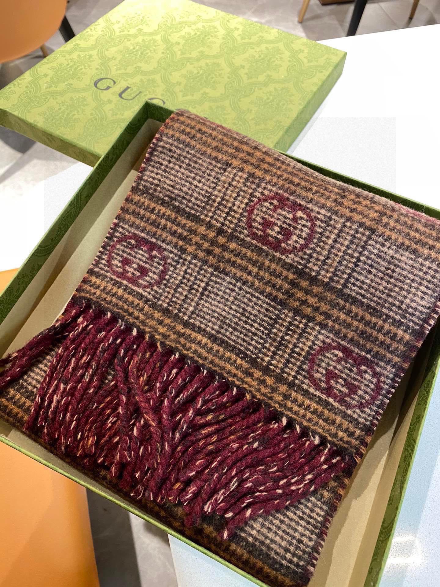 P灭世版本来袭，不是不做，只是还没做到极致，顶级版本出货，羊毛真丝围巾，装饰超大造型设计GG图案。于19