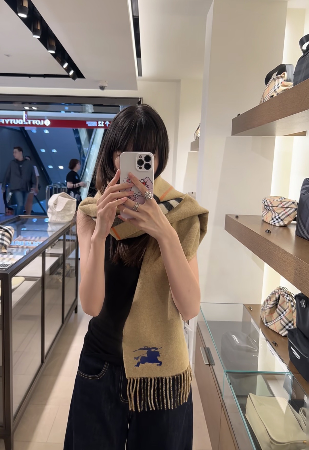 NO:663499,The top high-end goods are now available in the Burberry counters. The super popular model [Classic Long Scarf] cashmere scarf is of great quality and feels. The top cashmere high-end products are absolutely screaming quality and the top design of fashion brands. The classic plaid and fashionable color matching are the screaming highlights of this high-end boutique for autumn and winter.. Currently, the counters at home and abroad are super popular.. The cashmere is about 30*180. It is definitely a high-end boutique high version scarf, high version scarf, burberry.19860909顶级高端货现货发行巴宝莉专柜超爆万年款【经典长巾】羊绒围巾品质手感好到不行顶级羊绒高尖端产物绝对令人尖叫的品质时尚大牌的顶尖设计款..经典格子搭配时尚拼色是此款令人尖叫的亮点秋冬必备的高端精品..目前海内外专柜都超级爆款..羊绒30*180左右 绝对是手慢无的高端精品高版本围巾,高版本围巾,burberry,scarf