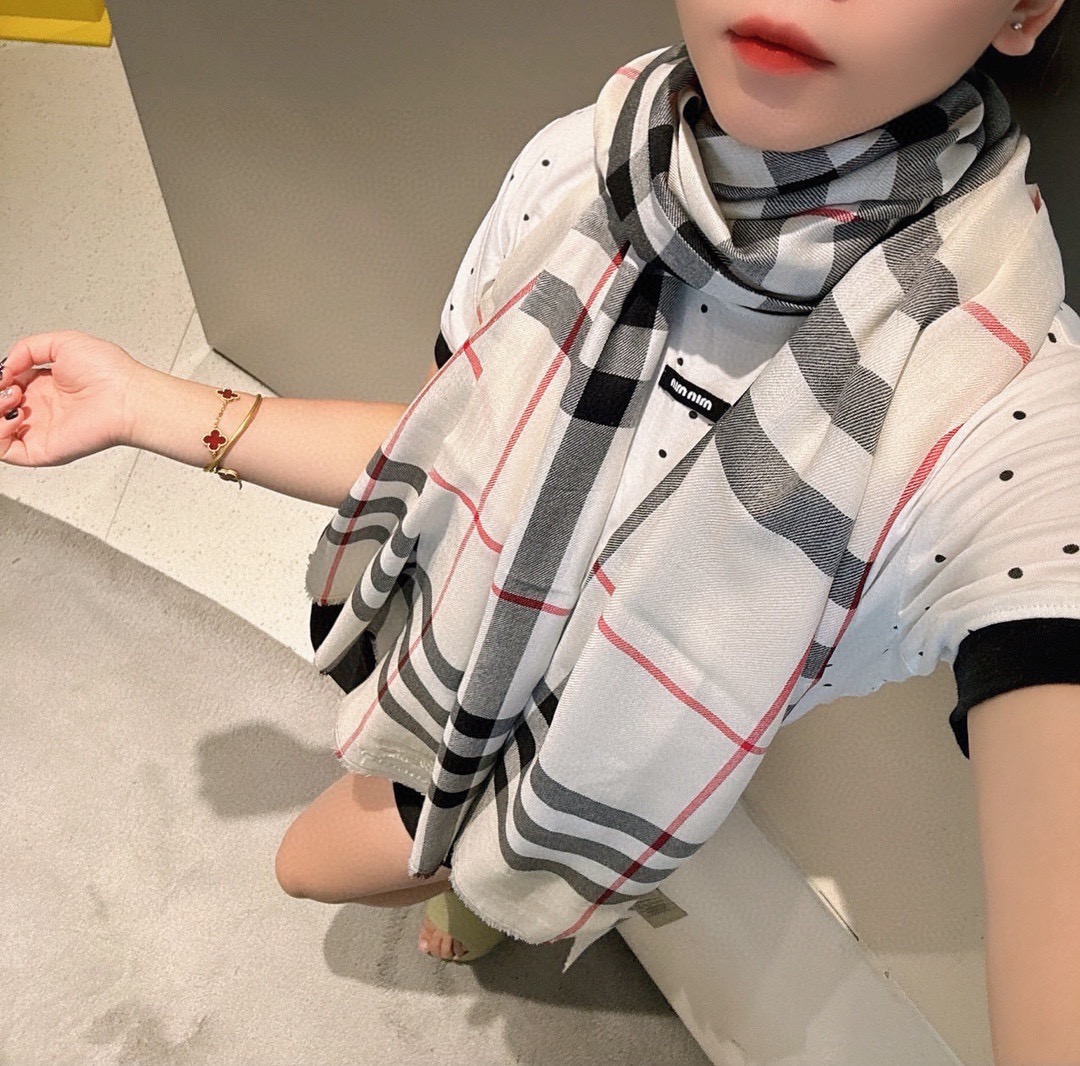 P‼️ 巴宝莉正装系列货 专供旗舰店的viP 💍💍💍顶级苏格兰进口山羊绒 🎆无比的高贵优雅 知性的款式 