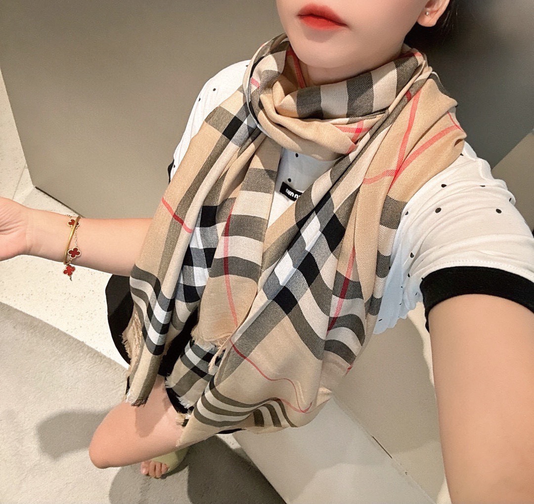 NO:663503,Burberry formal wear series products are exclusively for VIPs in the flagship store. Top-quality imported cashmere from Scotland. Incomparably noble and elegant. Intelligent style. Simple and elegant design. It is definitely not a flashy style. Ring velvet products can be said to be the highest-grade products among scarves. A good product must know how to maintain it. It is definitely a niche product. Not everyone understands its goodness. It is definitely the first choice for accessories to taste life. A must-have for those who know the goods. Specification 80.200!  .high version scarf,high version scarf,burberry,ring19860909巴宝莉正装系列货 专供旗舰店的vip 顶级苏格兰进口山羊绒 无比的高贵优雅 知性的款式 简洁大气的设计 绝对的不是花里胡哨的款式 戒指绒产品可以说是围巾里面最高档次的货品 好产品要懂得保养 它绝对的是小众产品 不是谁都懂的它的好 绝对的品味生活的首选搭配饰品 识货者必入.规格80.200！.高版本围巾,高版本围巾,burberry,ring,scarf