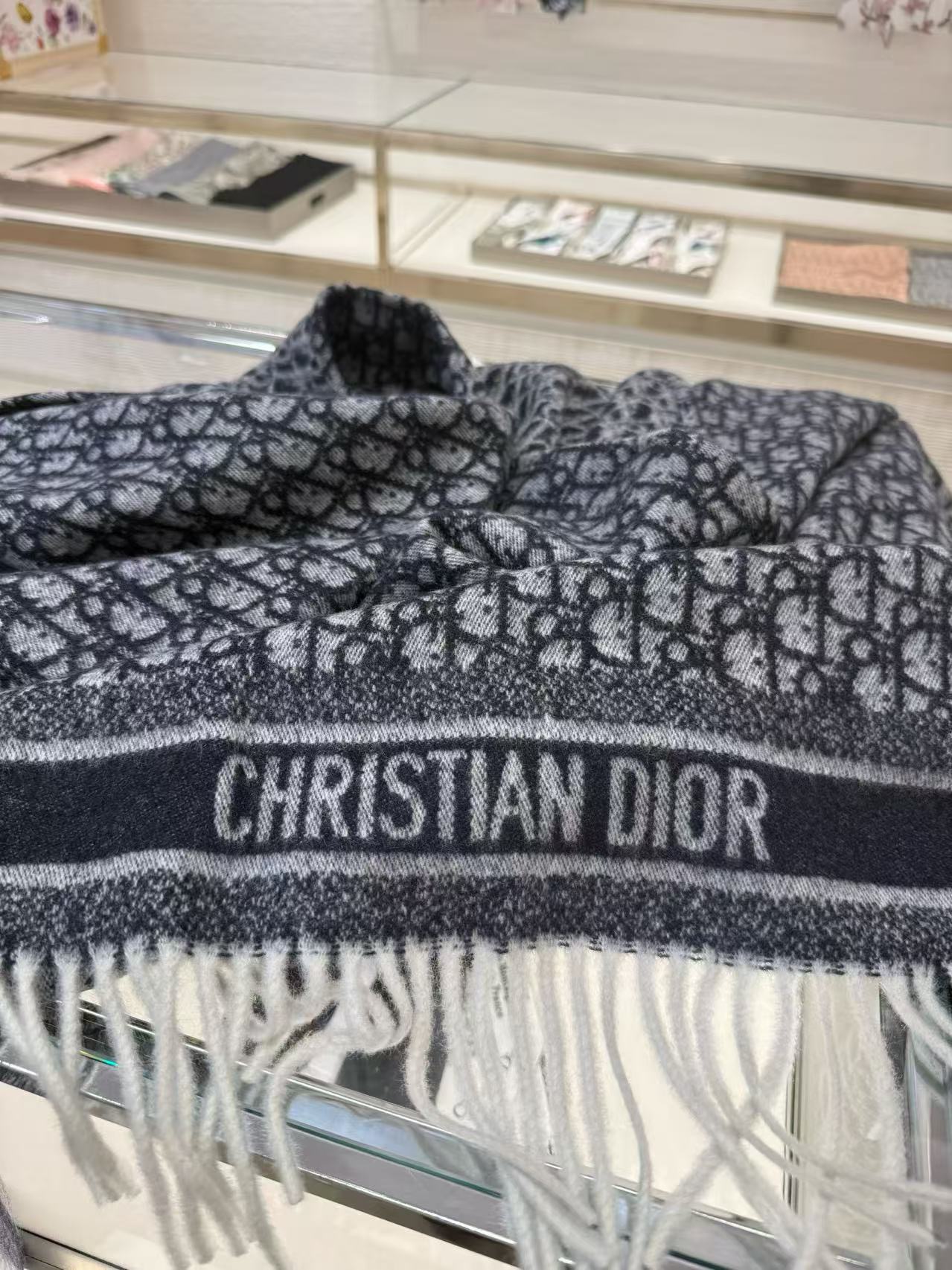 高版本P👍Dior最新时髦围巾，同步专柜‼️今年我们的真的是高端Level，😊妥妥的家属福利👍少之又少的