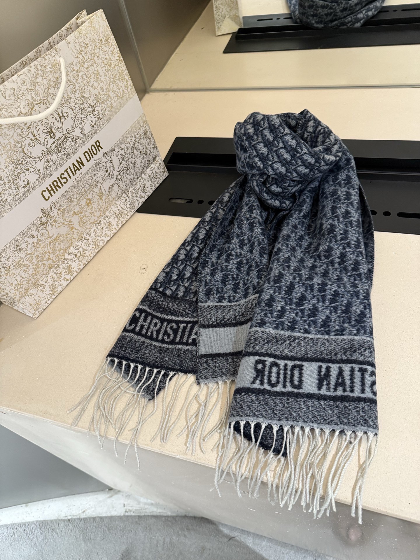 高版本P👍Dior最新时髦围巾，同步专柜‼️今年我们的真的是高端Level，😊妥妥的家属福利👍少之又少的