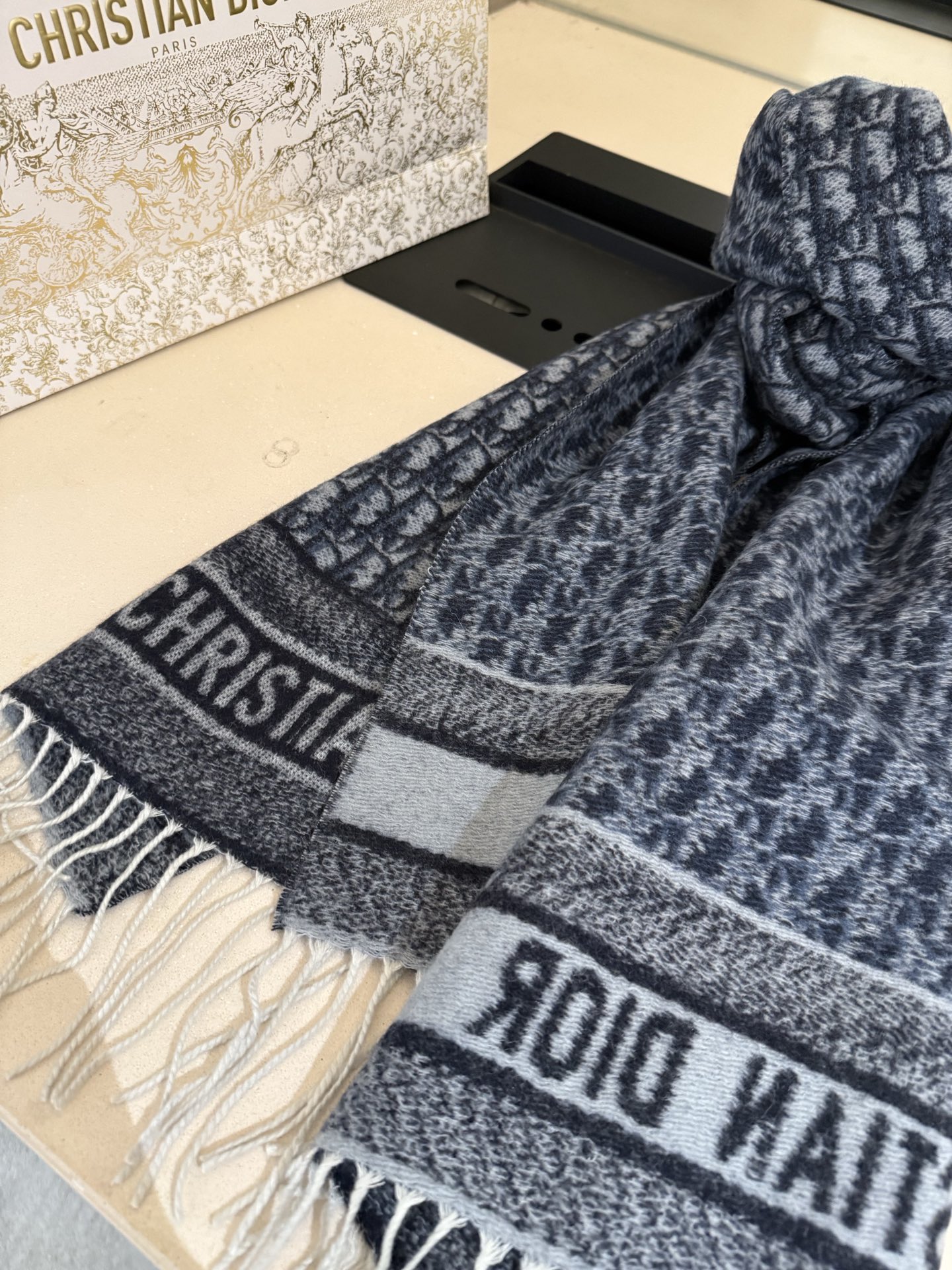 高版本P👍Dior最新时髦围巾，同步专柜‼️今年我们的真的是高端Level，😊妥妥的家属福利👍少之又少的