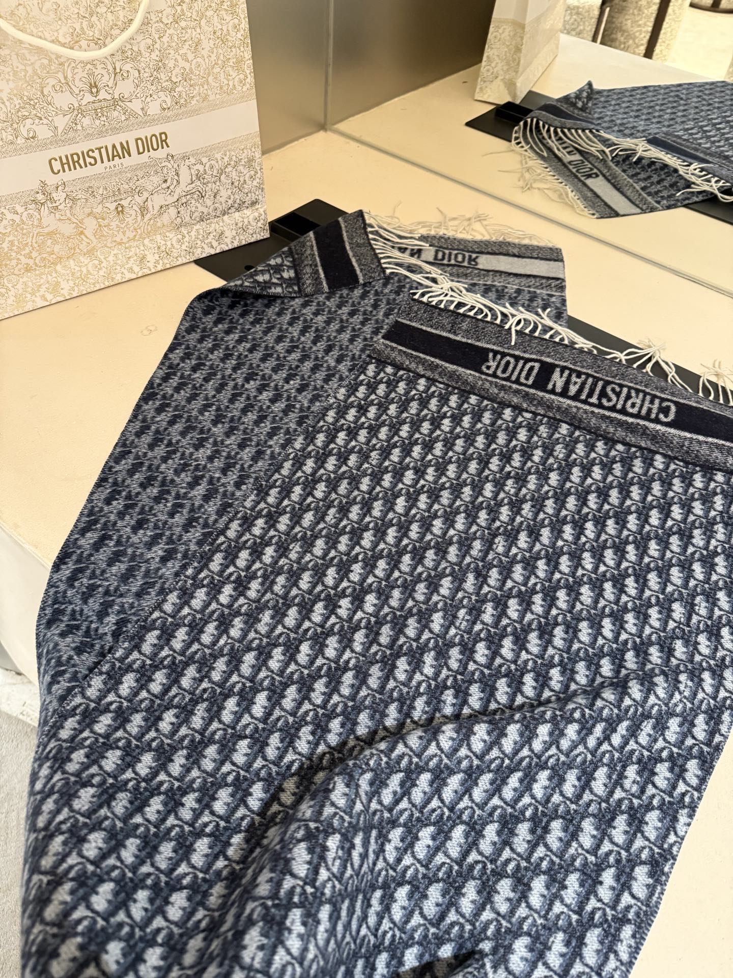 高版本P👍Dior最新时髦围巾，同步专柜‼️今年我们的真的是高端Level，😊妥妥的家属福利👍少之又少的