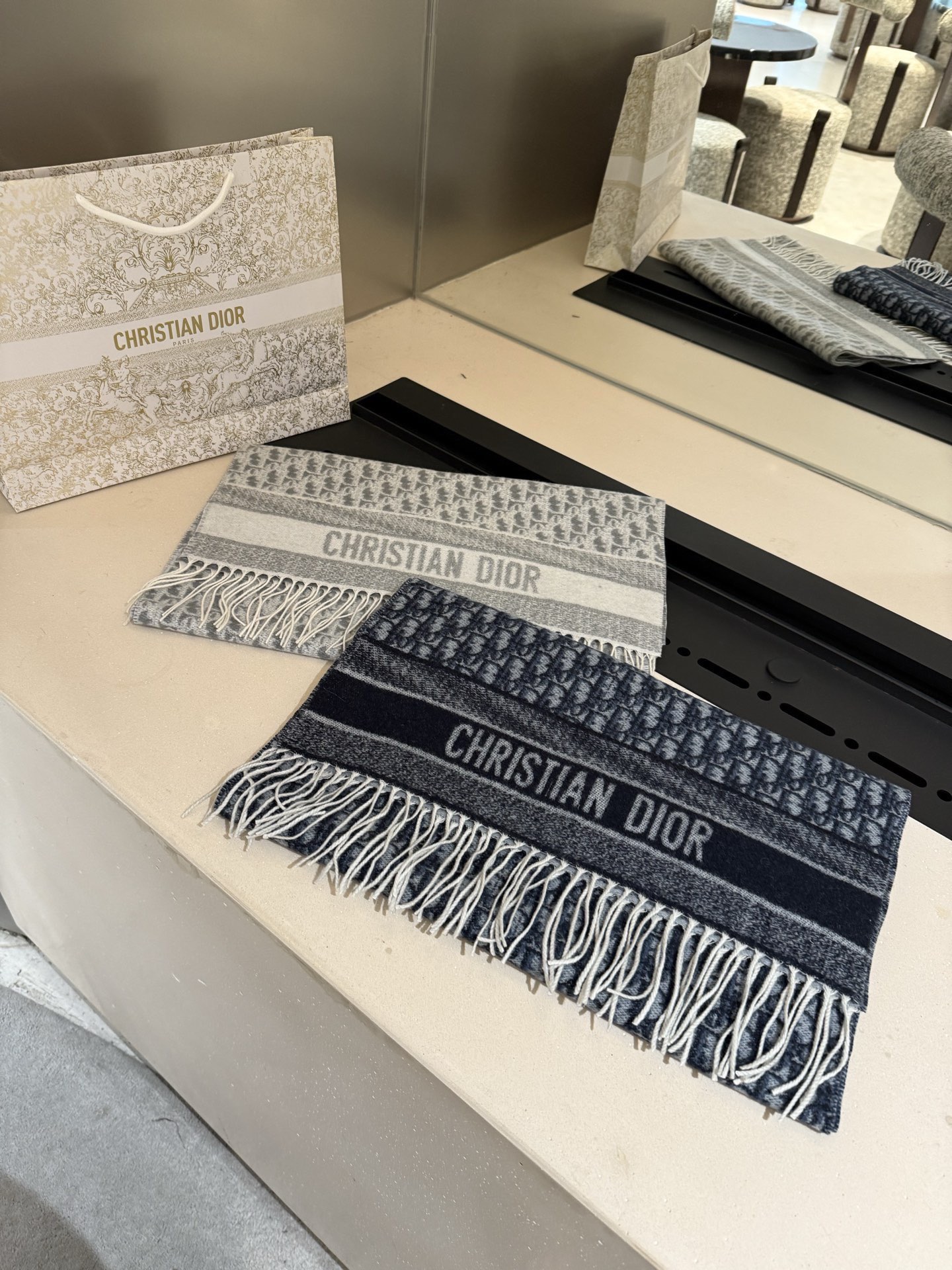 高版本P👍Dior最新时髦围巾，同步专柜‼️今年我们的真的是高端Level，😊妥妥的家属福利👍少之又少的
