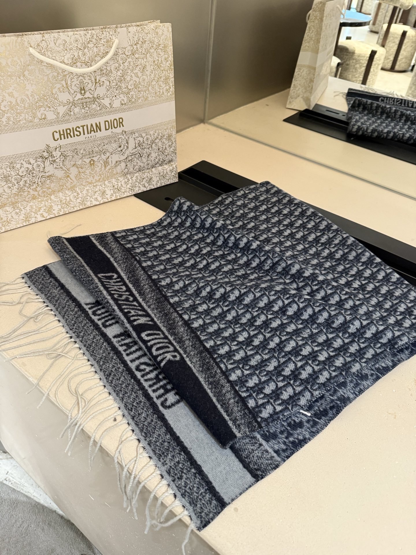 高版本P👍Dior最新时髦围巾，同步专柜‼️今年我们的真的是高端Level，😊妥妥的家属福利👍少之又少的