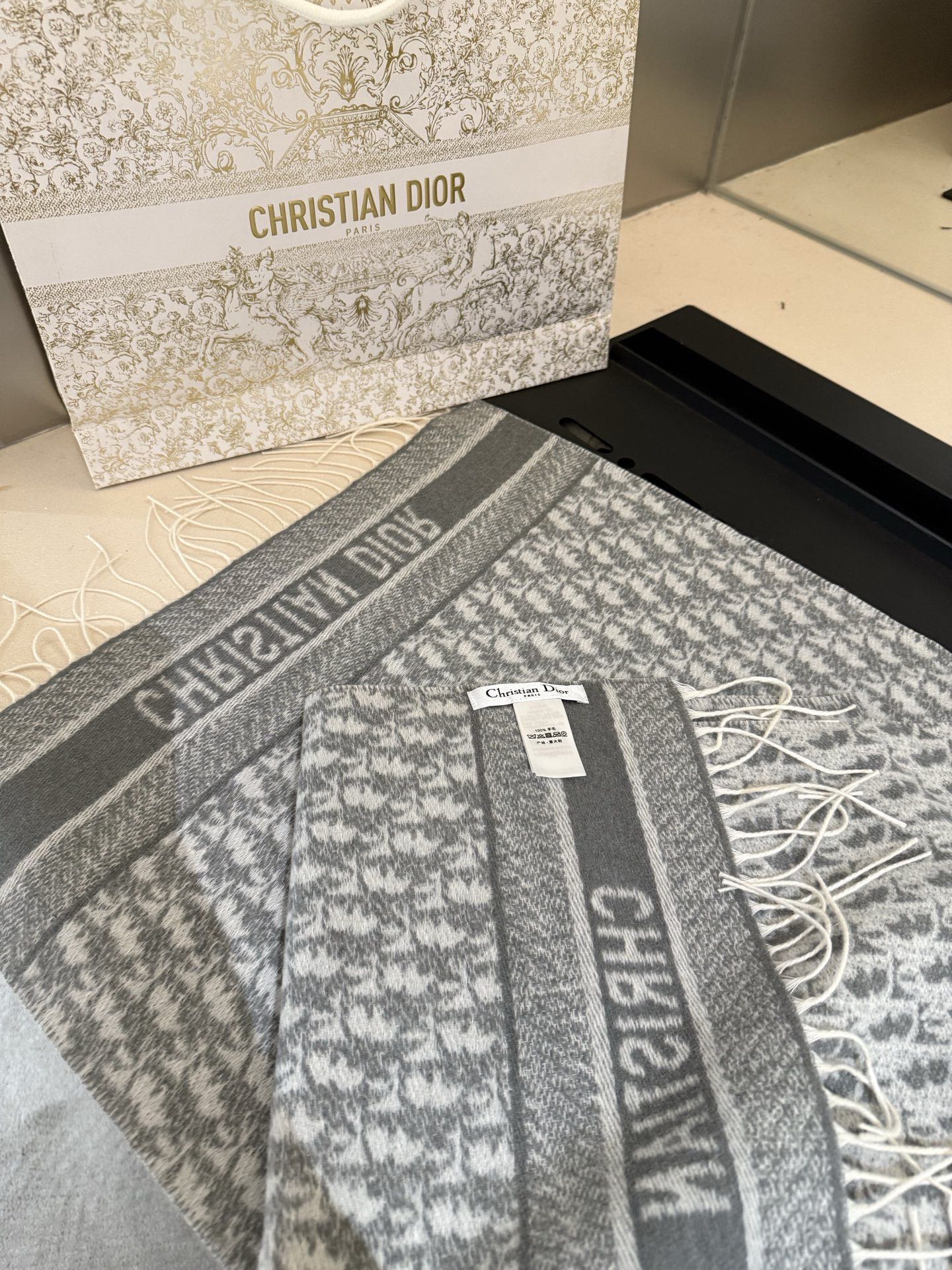 高版本P👍Dior最新时髦围巾，同步专柜‼️今年我们的真的是高端Level，😊妥妥的家属福利👍少之又少的