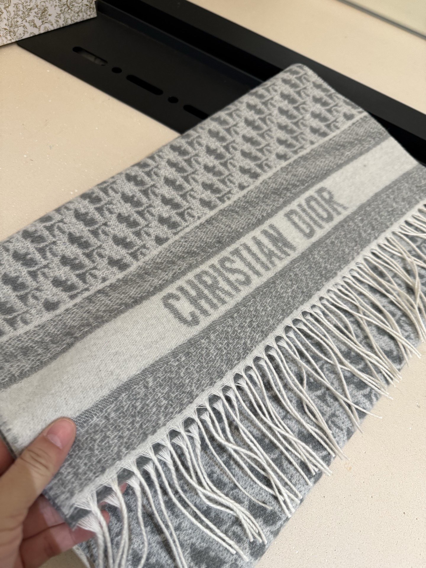 高版本P👍Dior最新时髦围巾，同步专柜‼️今年我们的真的是高端Level，😊妥妥的家属福利👍少之又少的