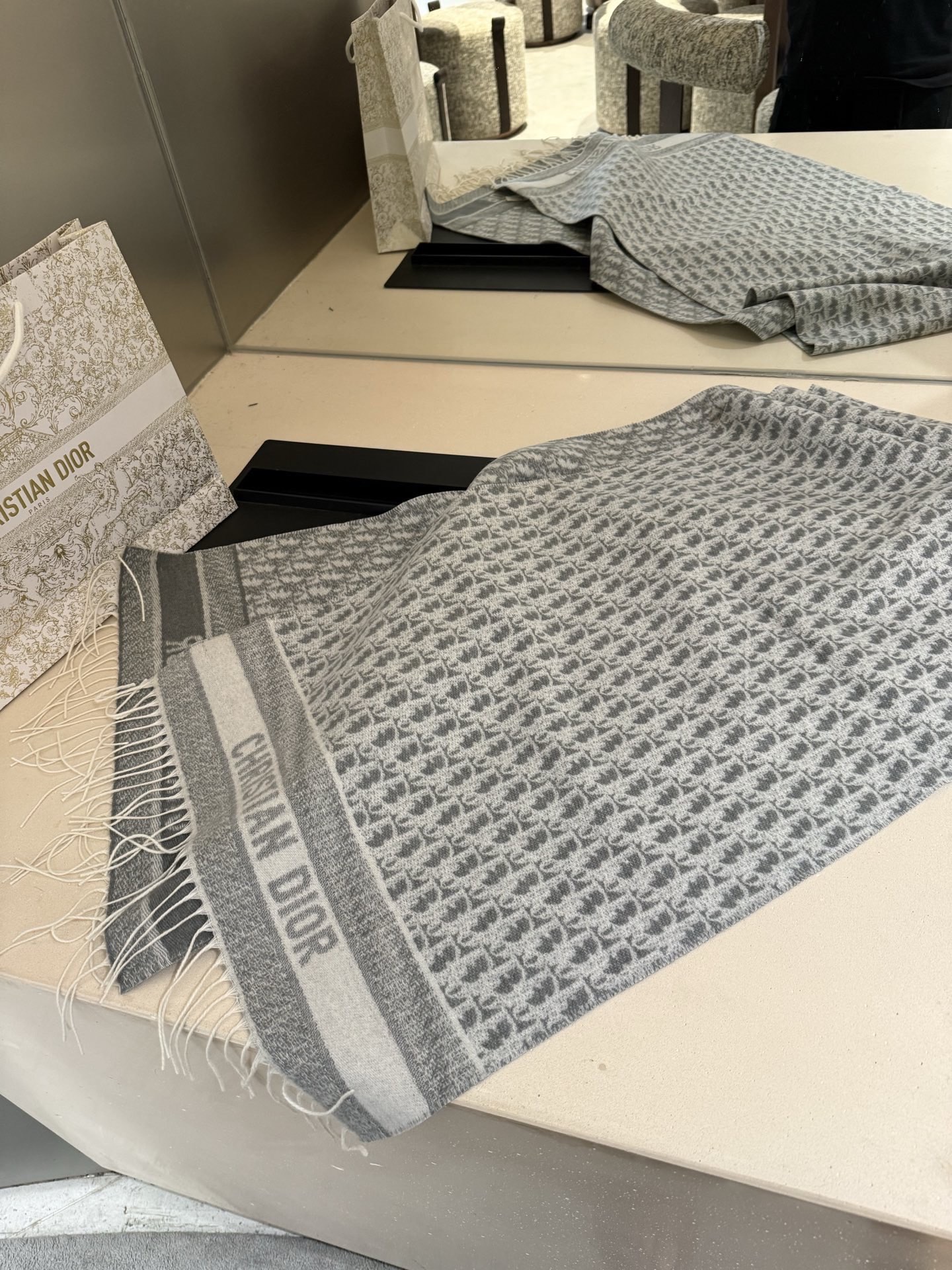 高版本P👍Dior最新时髦围巾，同步专柜‼️今年我们的真的是高端Level，😊妥妥的家属福利👍少之又少的