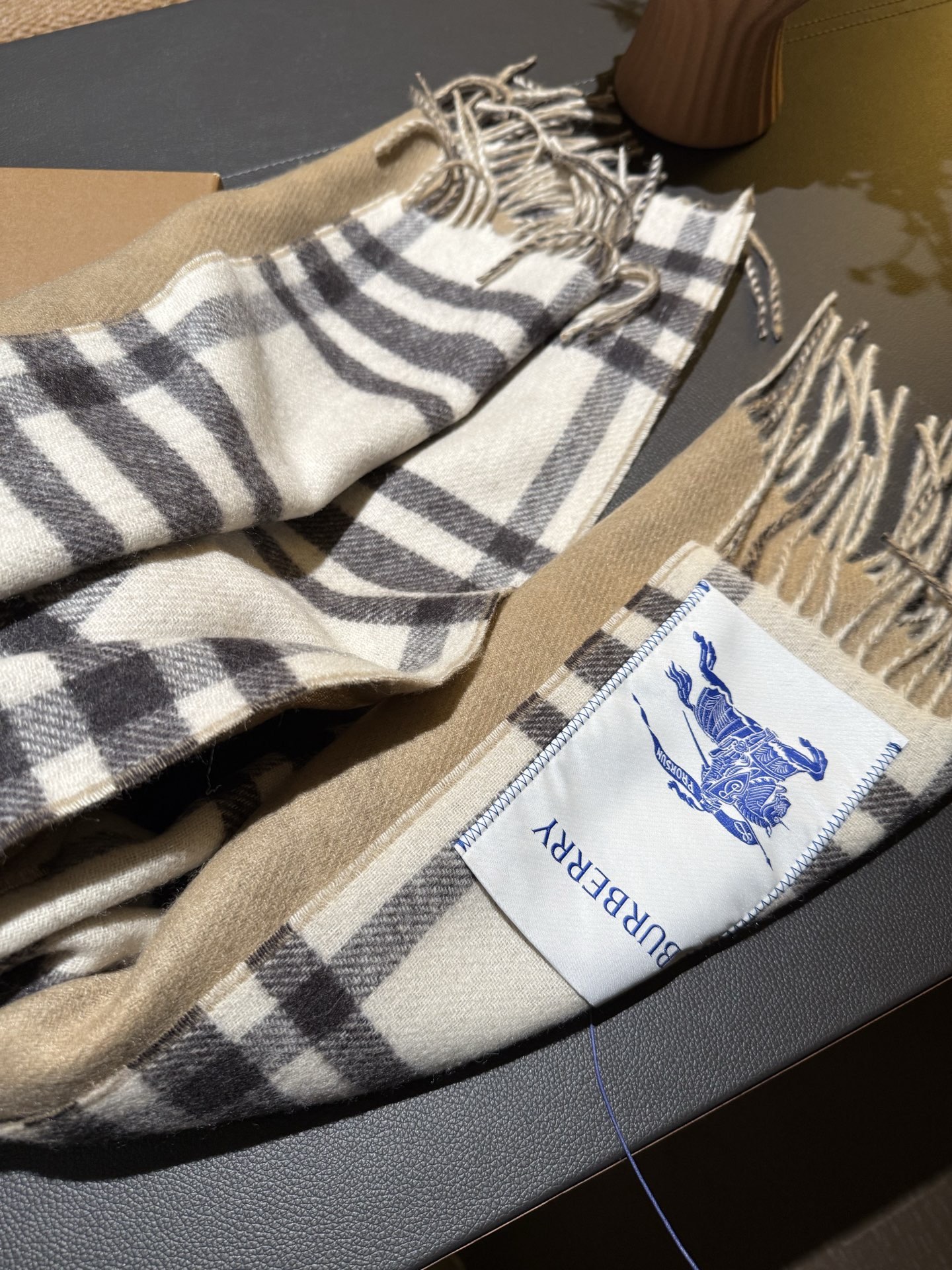 P易梦玲同款Bur新款双面两用格纹羊绒围巾，绝对是冬日里封神的一款，男女同款，配情侣款也是绝绝子啦，完全