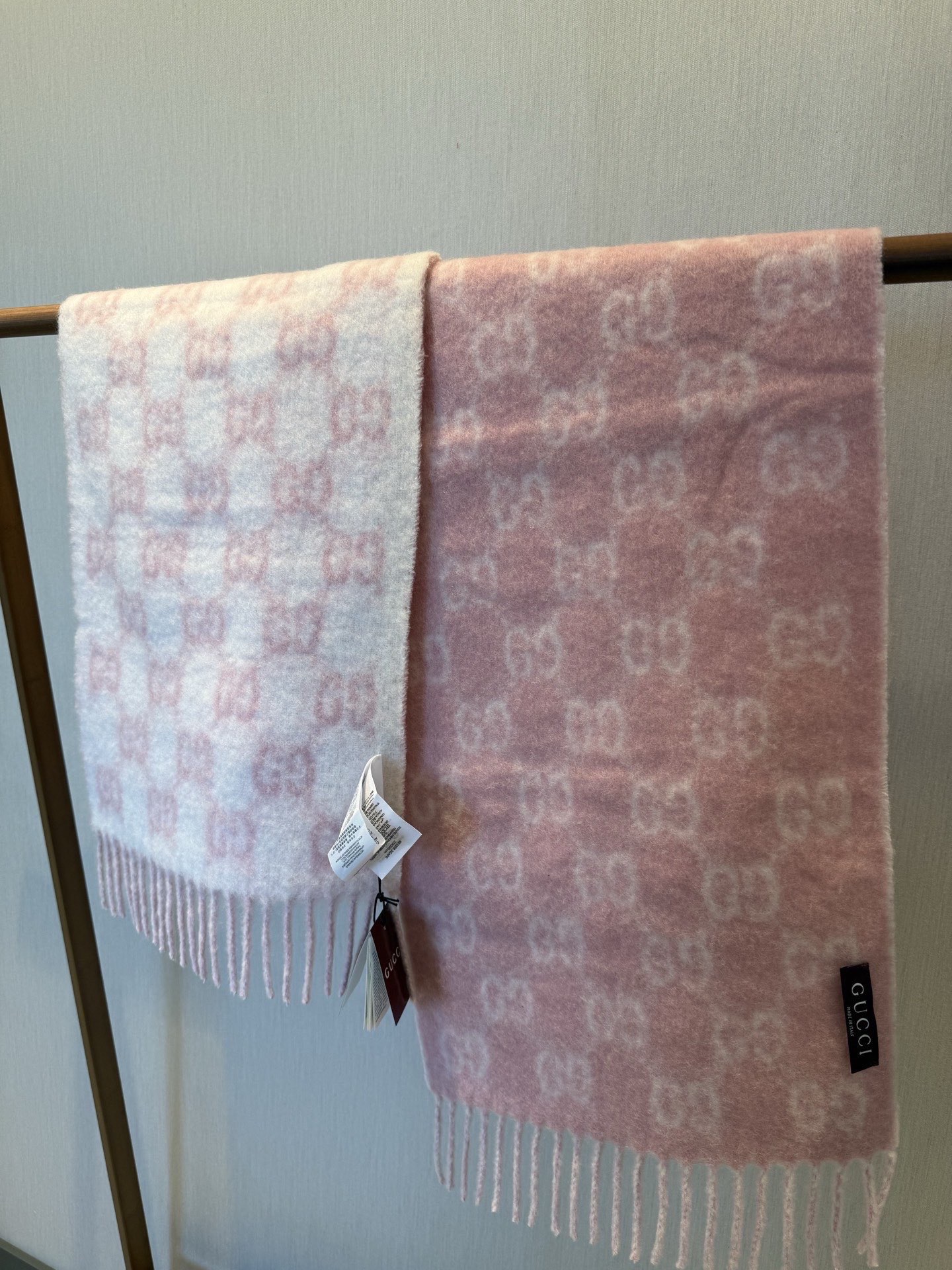 新色PGucci渐变色围巾🧣＂2026早春系列女士软配饰焕新诠释品牌标志性图案。这款围巾以羊驼毛混纺面料