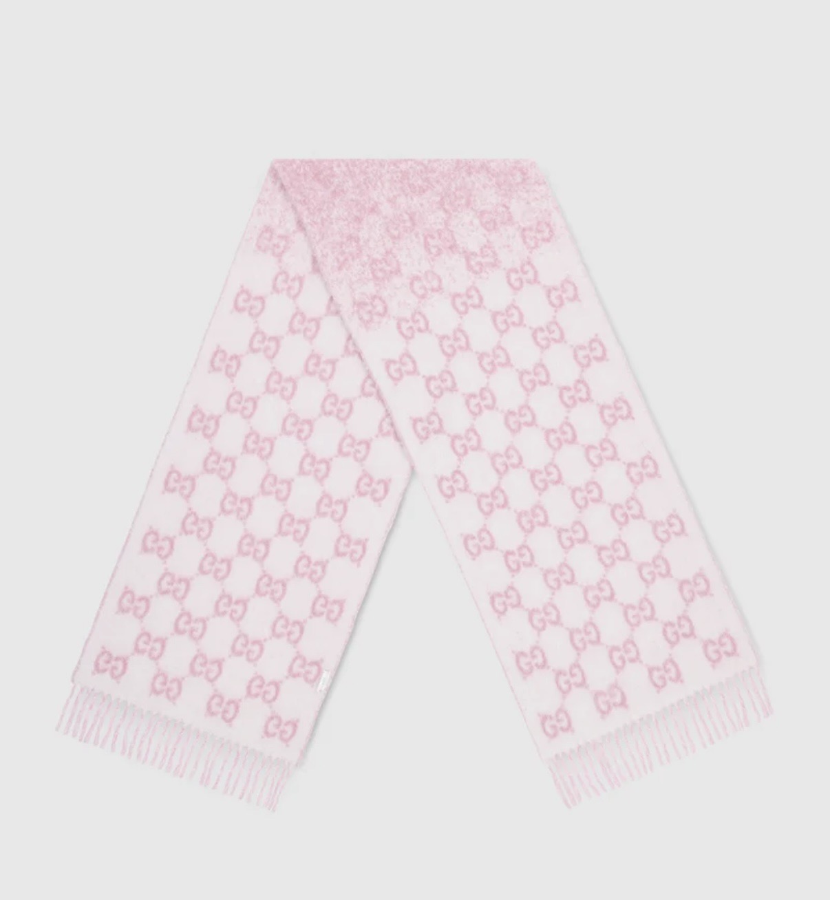 新色PGucci渐变色围巾🧣＂2026早春系列女士软配饰焕新诠释品牌标志性图案。这款围巾以羊驼毛混纺面料