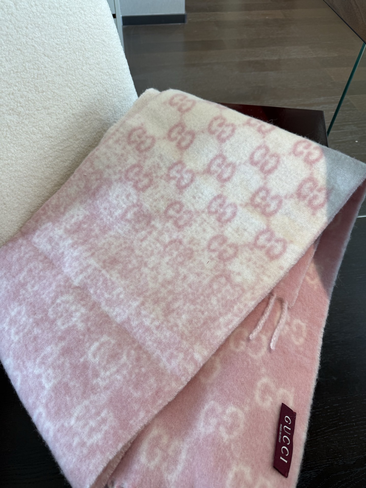 新色PGucci渐变色围巾🧣＂2026早春系列女士软配饰焕新诠释品牌标志性图案。这款围巾以羊驼毛混纺面料