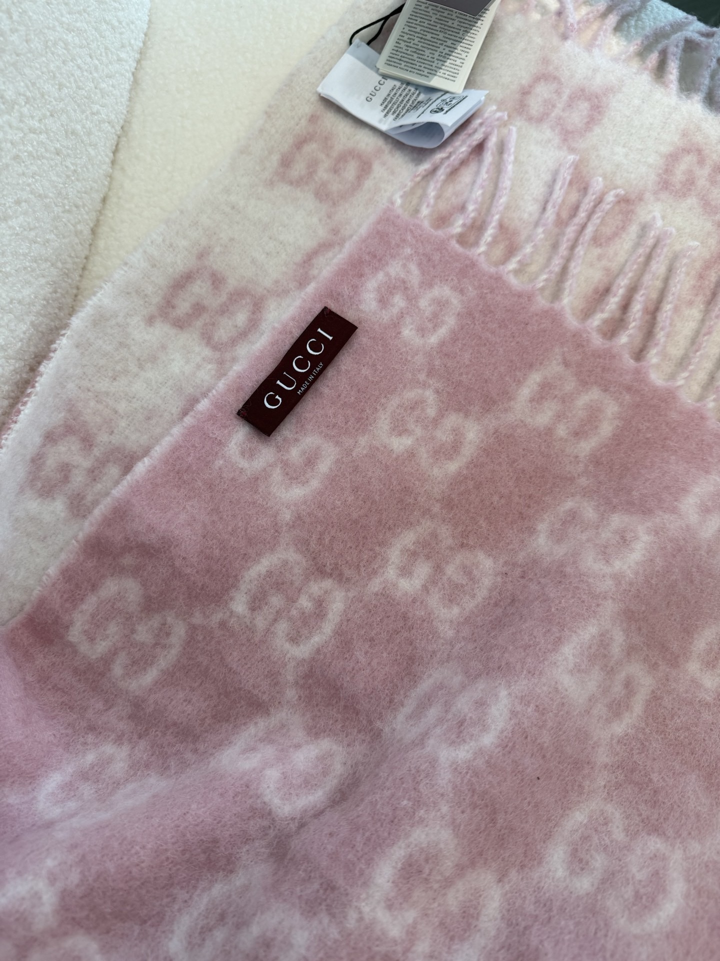 新色PGucci渐变色围巾🧣＂2026早春系列女士软配饰焕新诠释品牌标志性图案。这款围巾以羊驼毛混纺面料