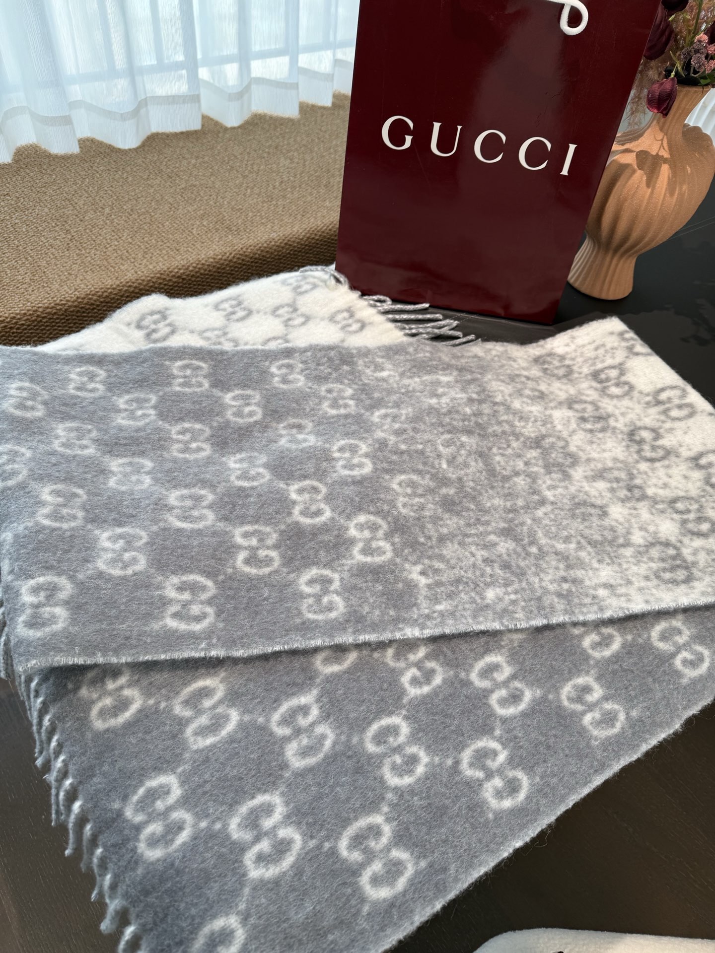 新色PGucci渐变色围巾🧣＂2026早春系列女士软配饰焕新诠释品牌标志性图案。这款围巾以羊驼毛混纺面料