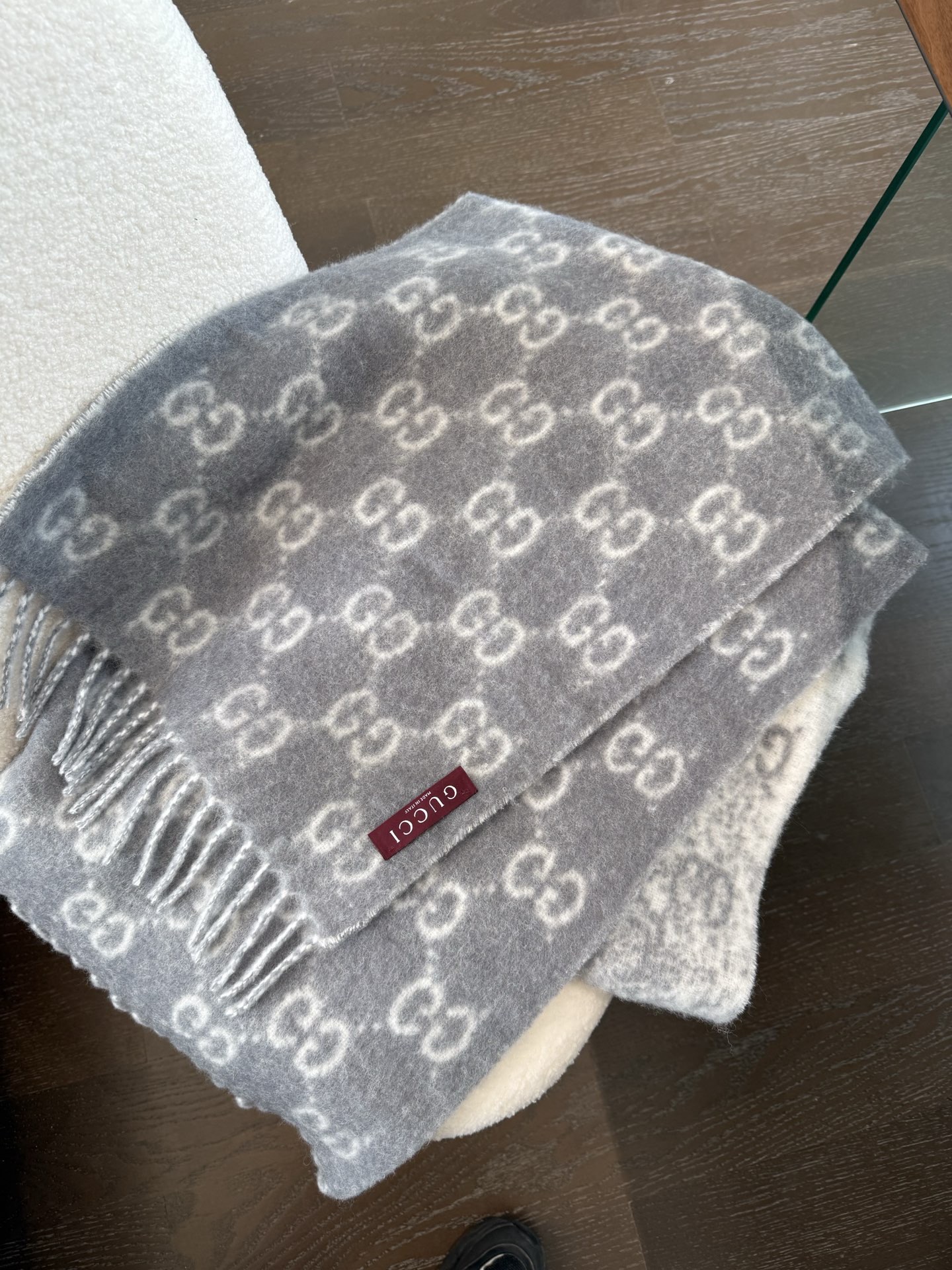 新色PGucci渐变色围巾🧣＂2026早春系列女士软配饰焕新诠释品牌标志性图案。这款围巾以羊驼毛混纺面料