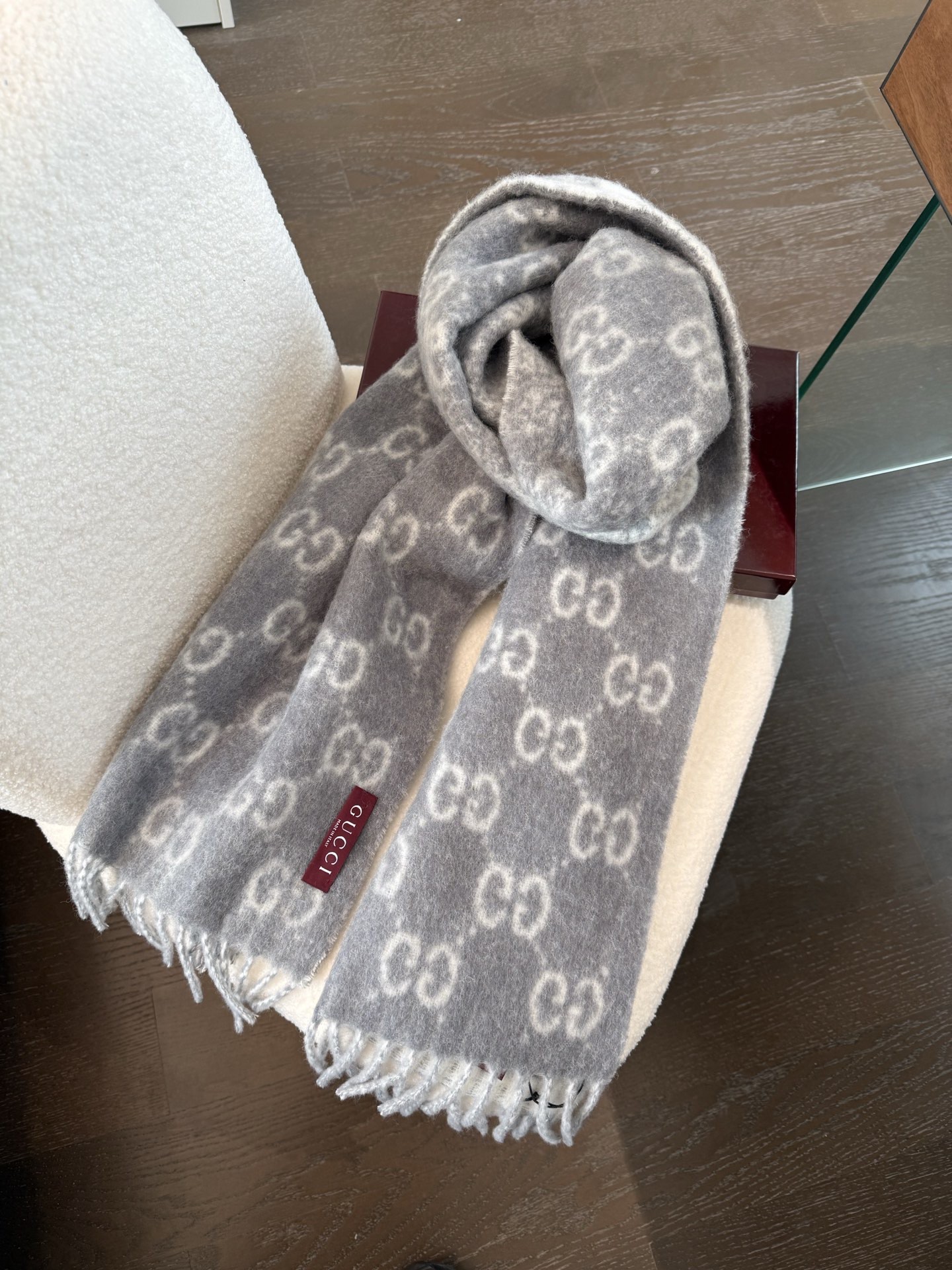 新色PGucci渐变色围巾🧣＂2026早春系列女士软配饰焕新诠释品牌标志性图案。这款围巾以羊驼毛混纺面料