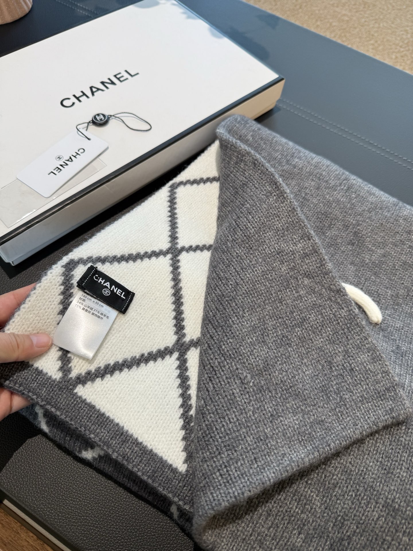 P𝐂𝐡𝐚𝐧𝐞𝐥 爆款。《圈圈菱格双面围巾》Size：180x30cm 54%羊绒31%羊毛15%真丝经典